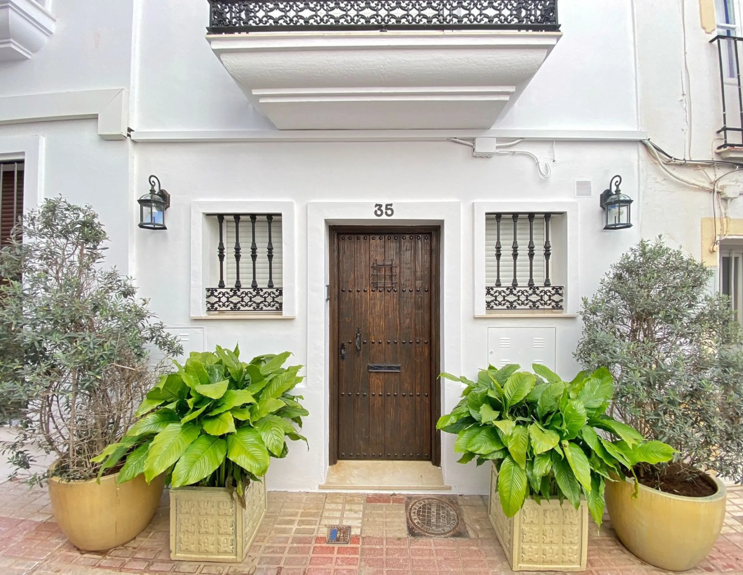Elegant house in the heart of Marbella, next to the old town and just 1 minute walk from the promenade and the beaches of the city centre.