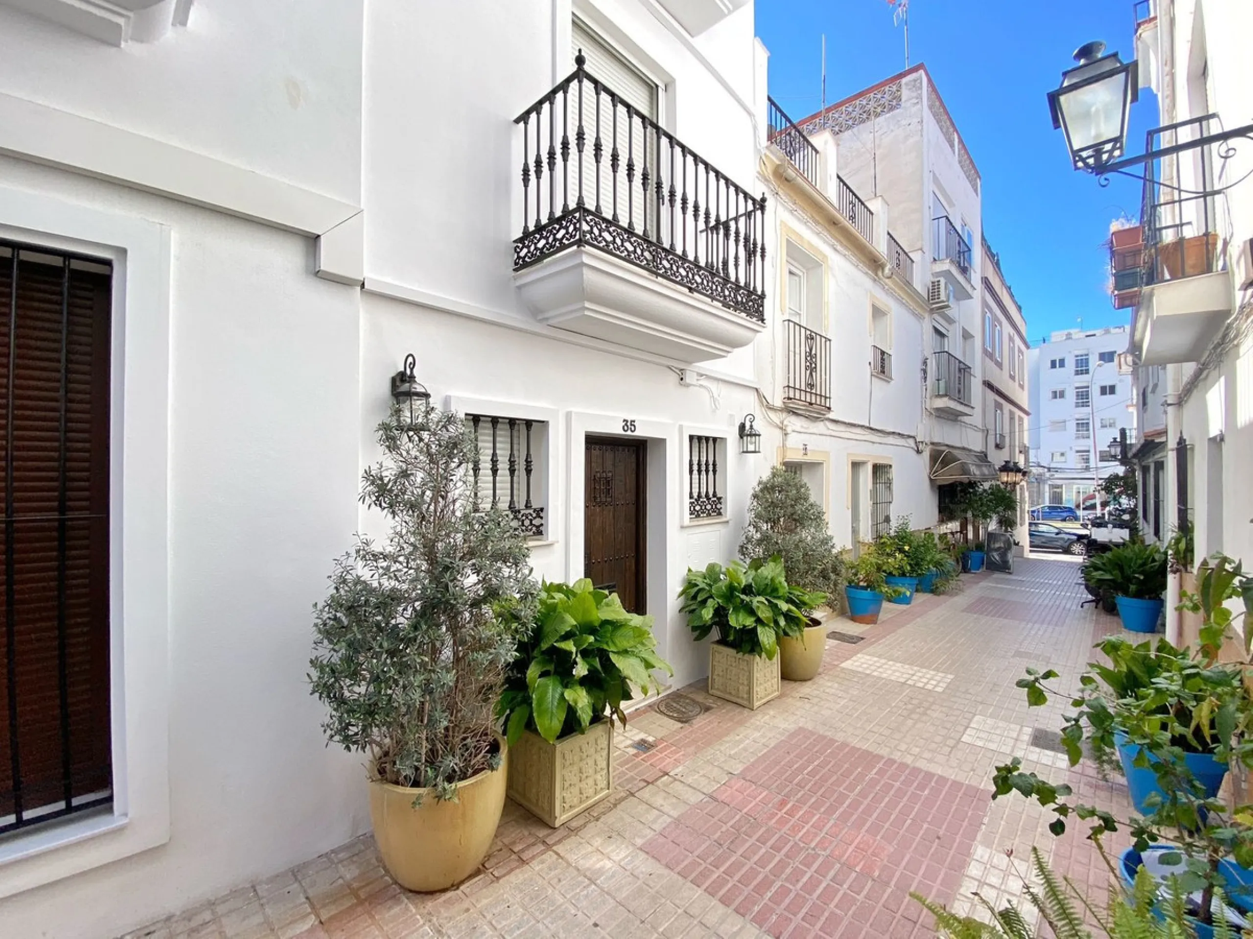 Elegant house in the heart of Marbella, next to the old town and just 1 minute walk from the promenade and the beaches of the city centre.