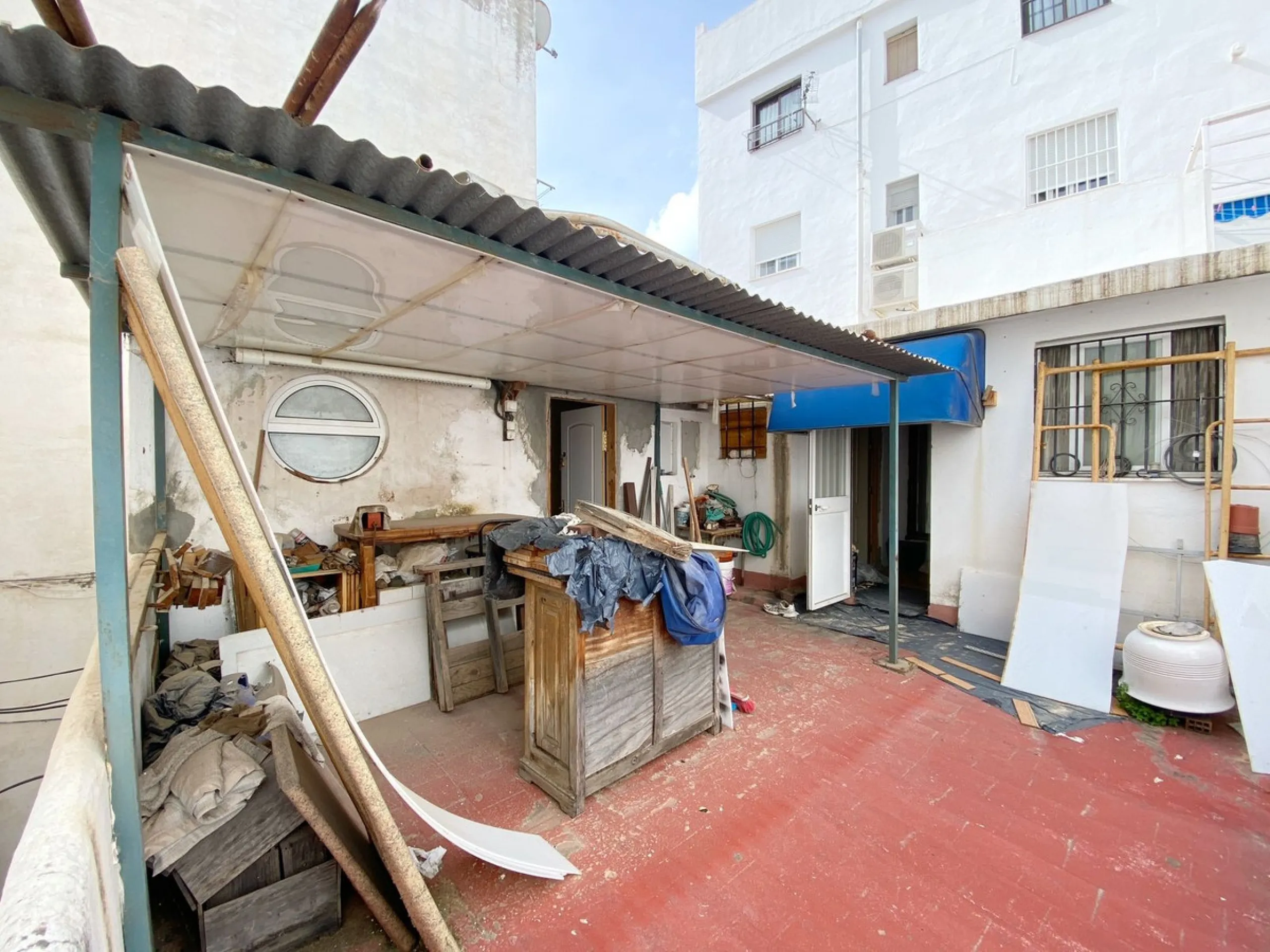 Two-story family Town House with a private terrace and shared patio, located near the old town. A very interesting renovation project to convert it back into a spacious family home. The patio is directly accessible from the house, although it is shared by