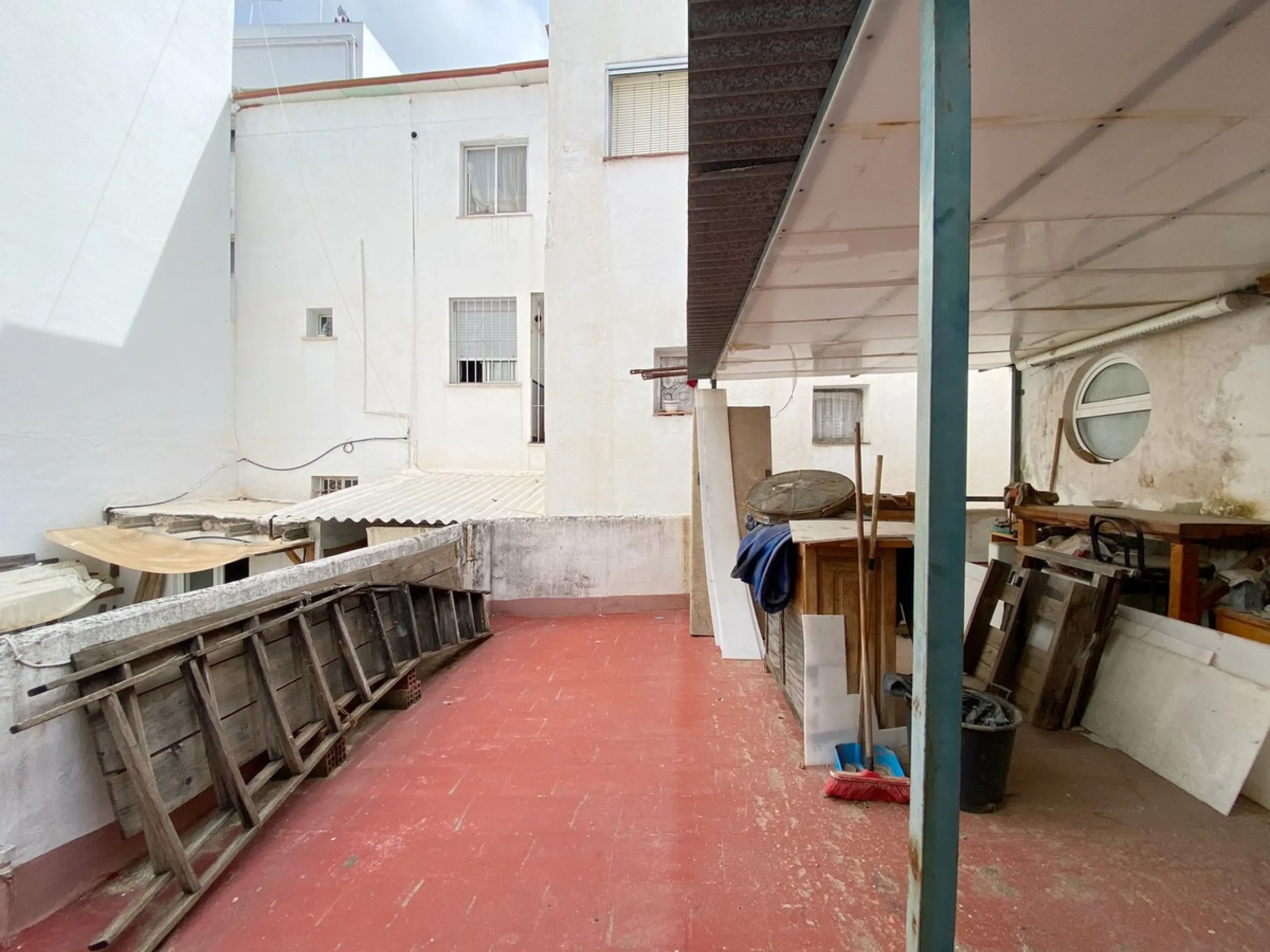 Two-story family Town House with a private terrace and shared patio, located near the old town. A very interesting renovation project to convert it back into a spacious family home. The patio is directly accessible from the house, although it is shared by