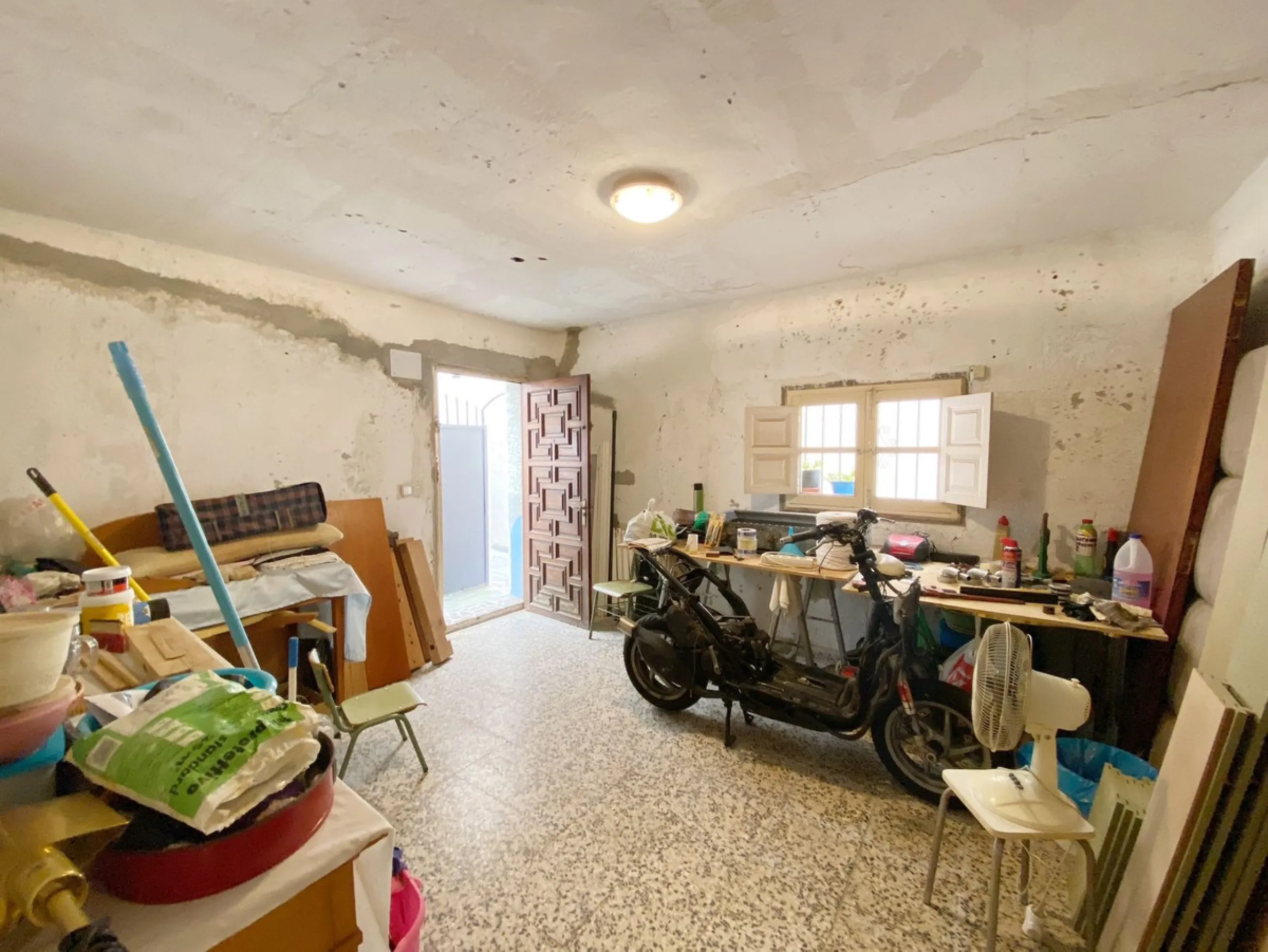 Two-story family Town House with a private terrace and shared patio, located near the old town. A very interesting renovation project to convert it back into a spacious family home. The patio is directly accessible from the house, although it is shared by