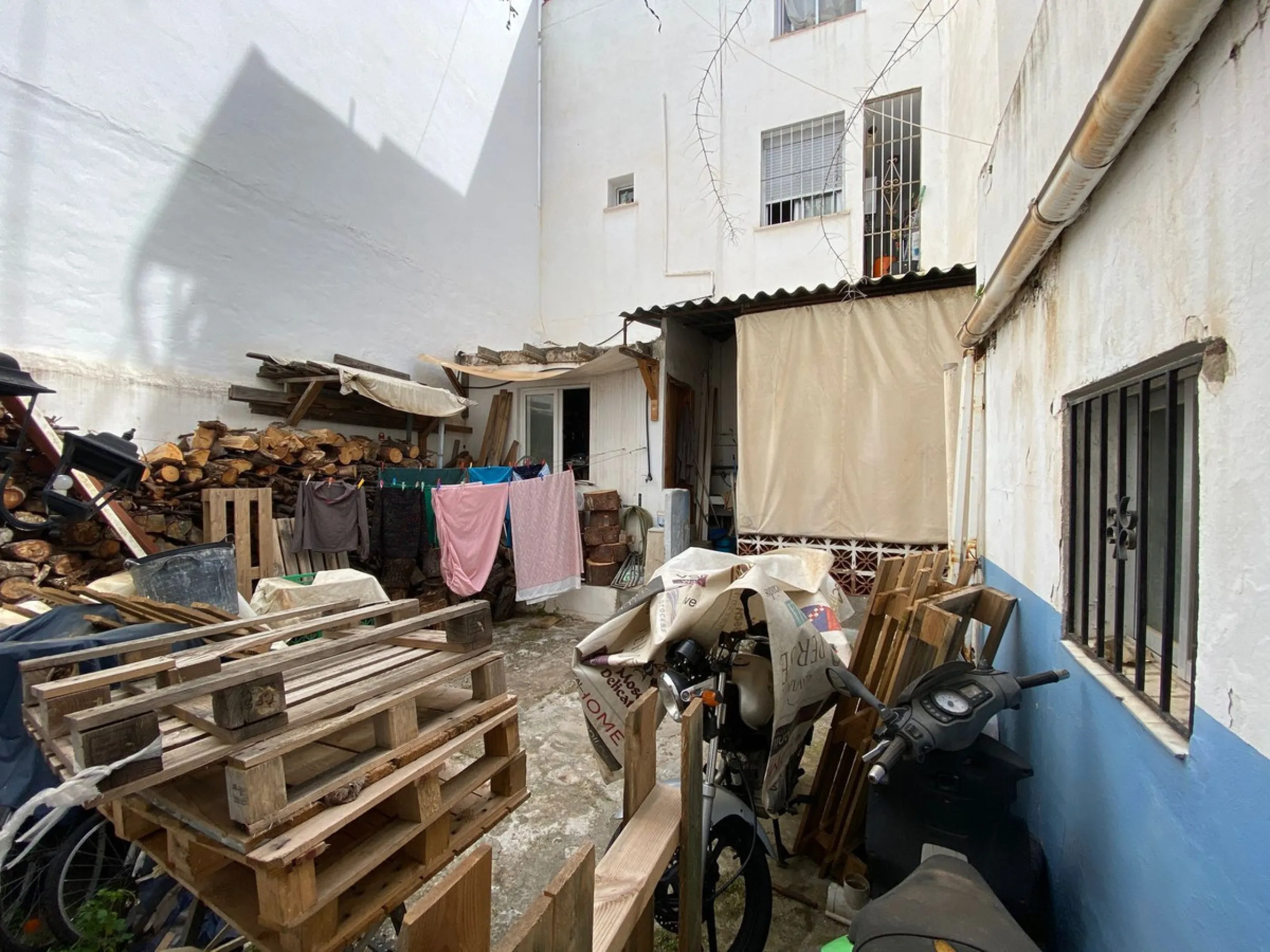 Two-story family Town House with a private terrace and shared patio, located near the old town. A very interesting renovation project to convert it back into a spacious family home. The patio is directly accessible from the house, although it is shared by
