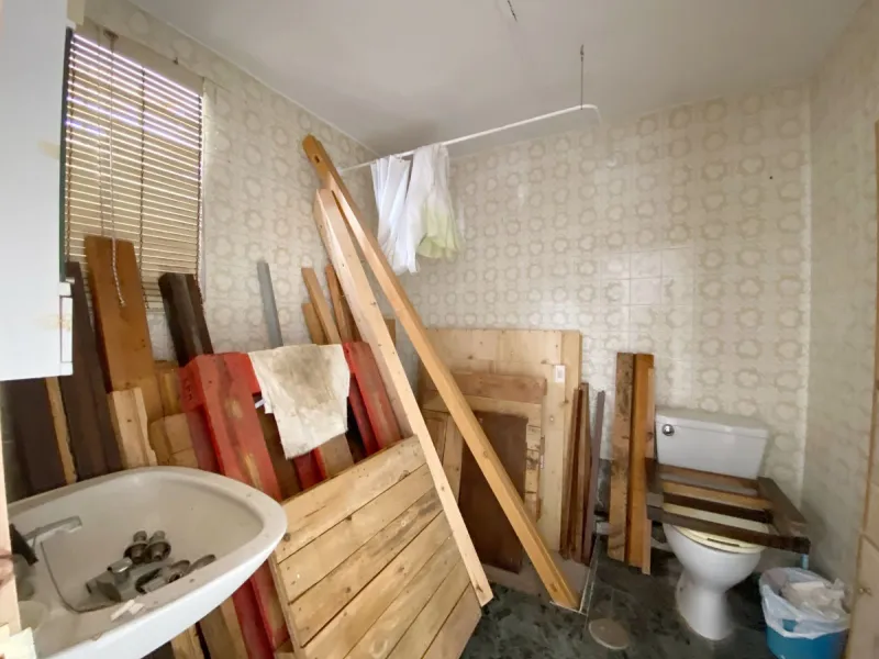 Two-story family Town House with a private terrace and shared patio, located near the old town. A very interesting renovation project to convert it back into a spacious family home. The patio is directly accessible from the house, although it is shared by