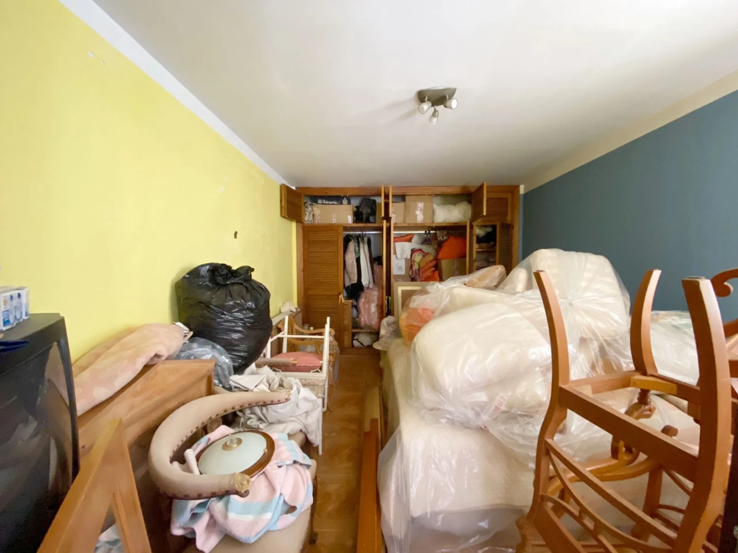 Two-story family Town House with a private terrace and shared patio, located near the old town. A very interesting renovation project to convert it back into a spacious family home. The patio is directly accessible from the house, although it is shared by