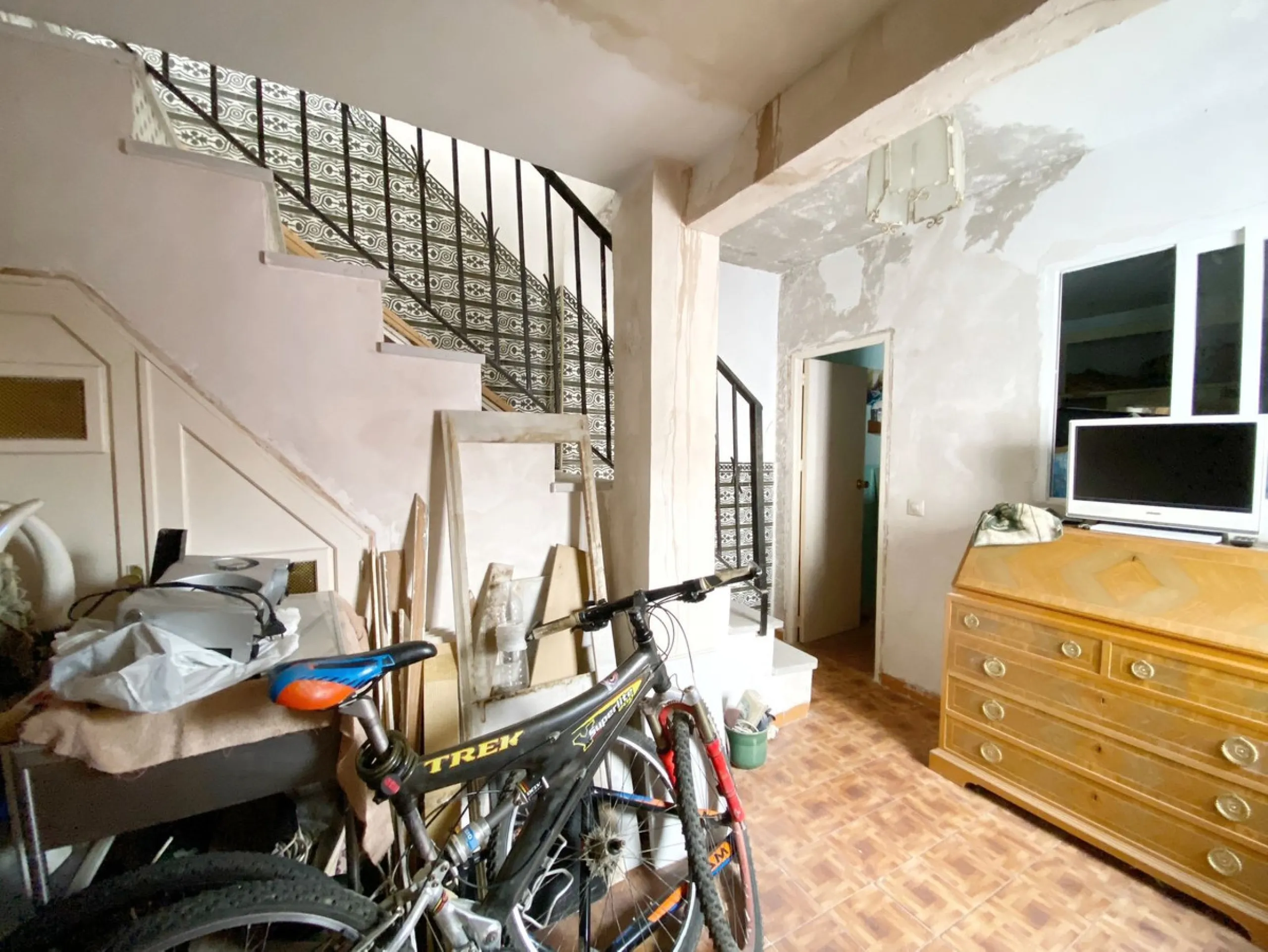 Two-story family Town House with a private terrace and shared patio, located near the old town. A very interesting renovation project to convert it back into a spacious family home. The patio is directly accessible from the house, although it is shared by