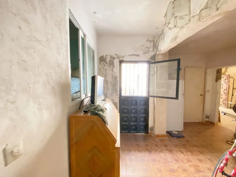 Two-story family Town House with a private terrace and shared patio, located near the old town. A very interesting renovation project to convert it back into a spacious family home. The patio is directly accessible from the house, although it is shared by