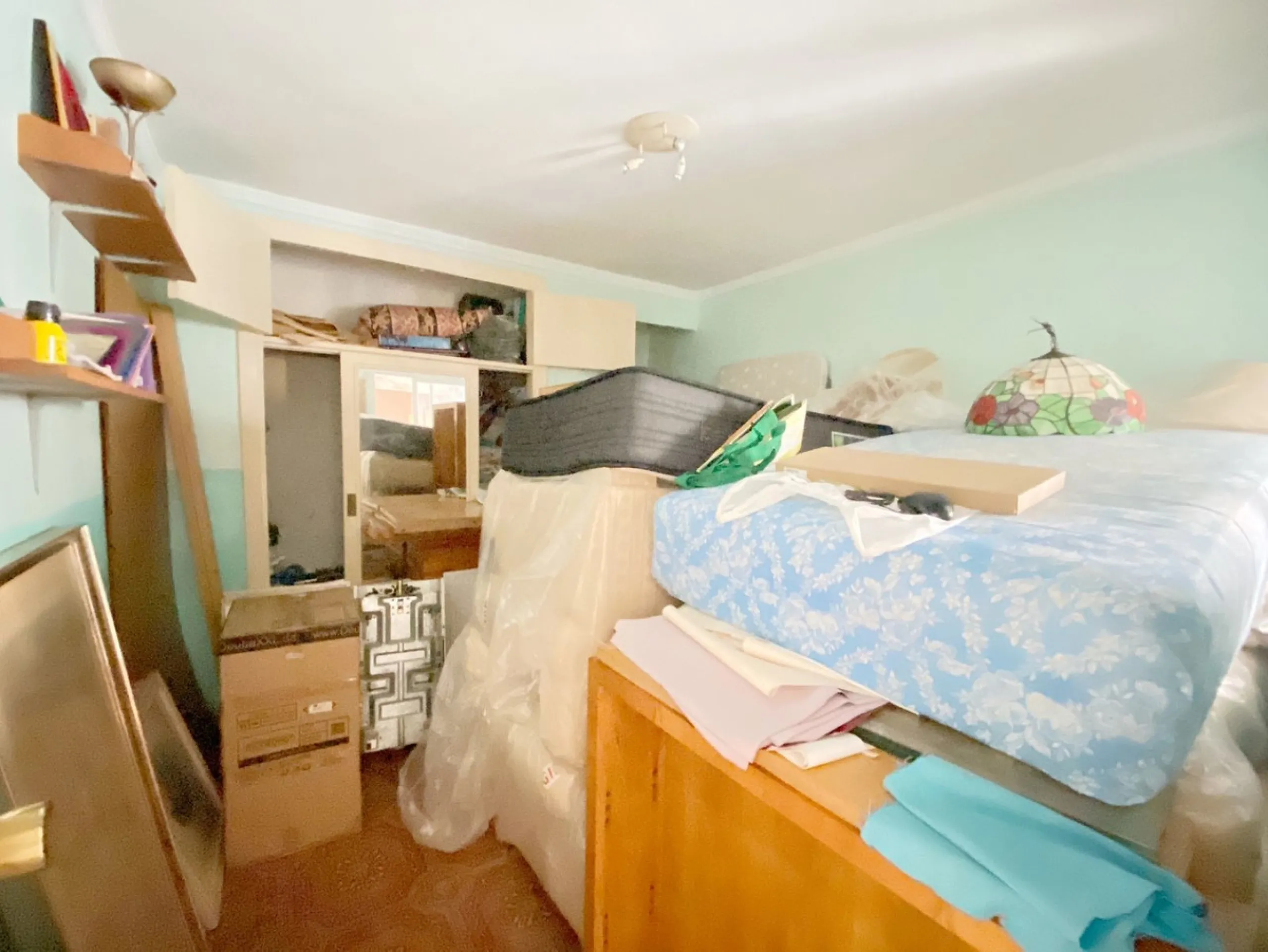 Two-story family Town House with a private terrace and shared patio, located near the old town. A very interesting renovation project to convert it back into a spacious family home. The patio is directly accessible from the house, although it is shared by