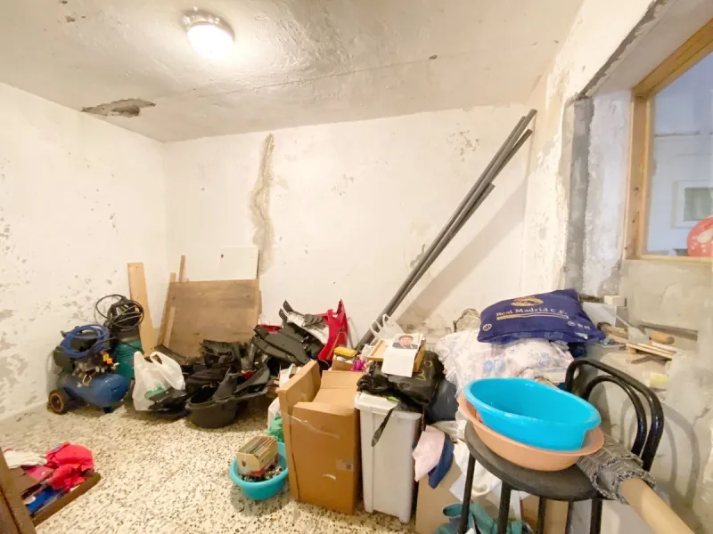 Two-story family Town House with a private terrace and shared patio, located near the old town. A very interesting renovation project to convert it back into a spacious family home. The patio is directly accessible from the house, although it is shared by