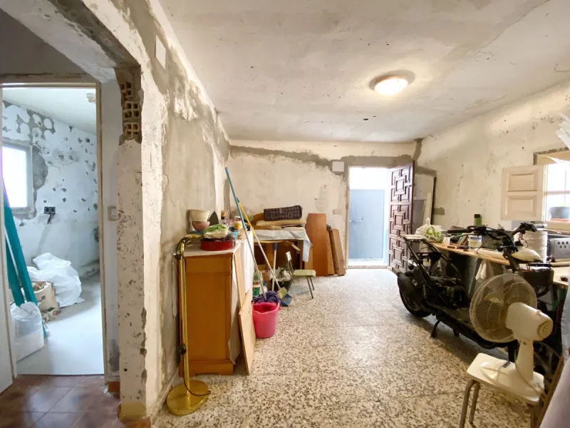 Two-story family Town House with a private terrace and shared patio, located near the old town. A very interesting renovation project to convert it back into a spacious family home. The patio is directly accessible from the house, although it is shared by