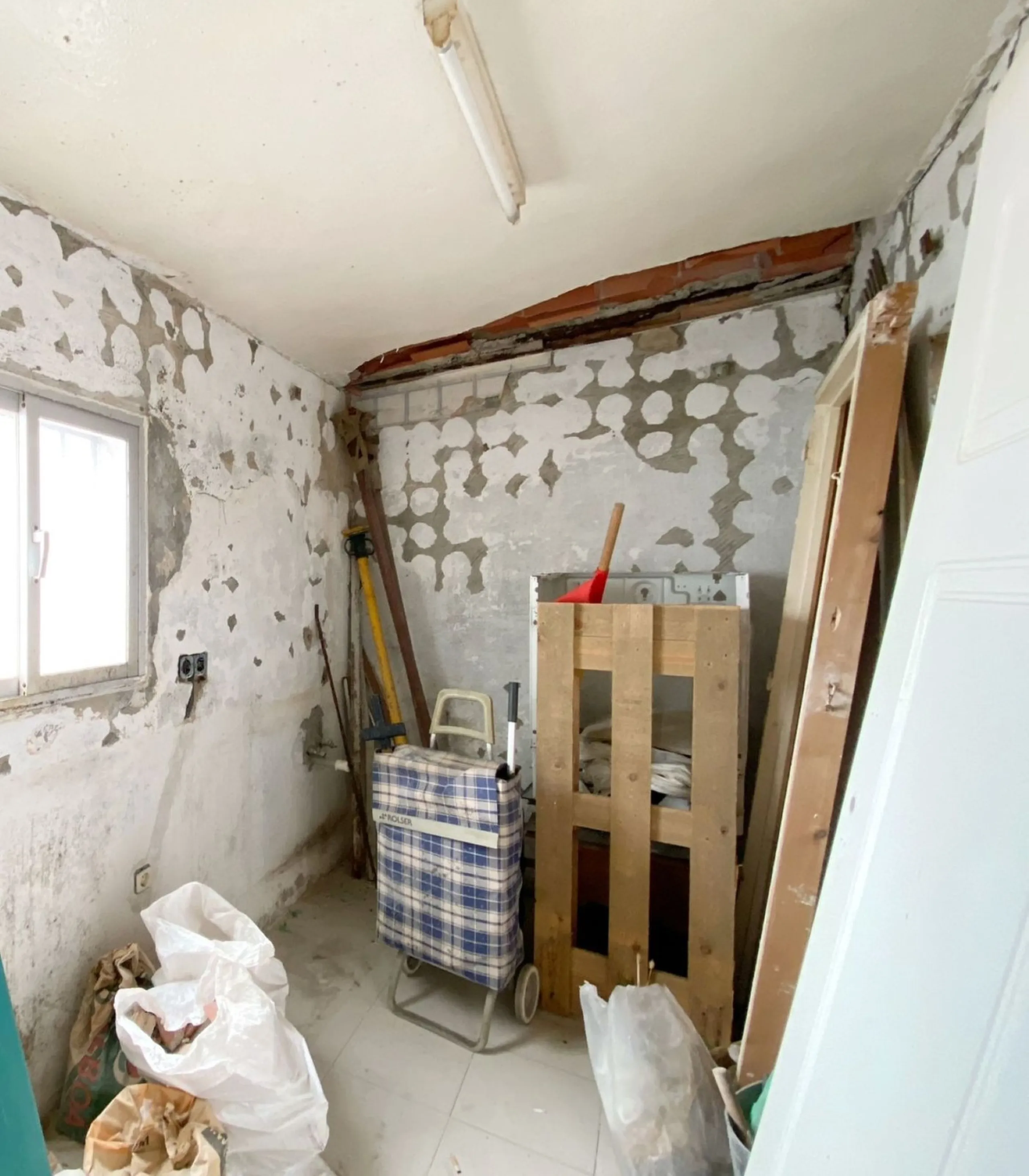 Two-story family Town House with a private terrace and shared patio, located near the old town. A very interesting renovation project to convert it back into a spacious family home. The patio is directly accessible from the house, although it is shared by