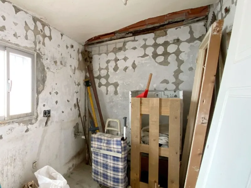 Two-story family Town House with a private terrace and shared patio, located near the old town. A very interesting renovation project to convert it back into a spacious family home. The patio is directly accessible from the house, although it is shared by