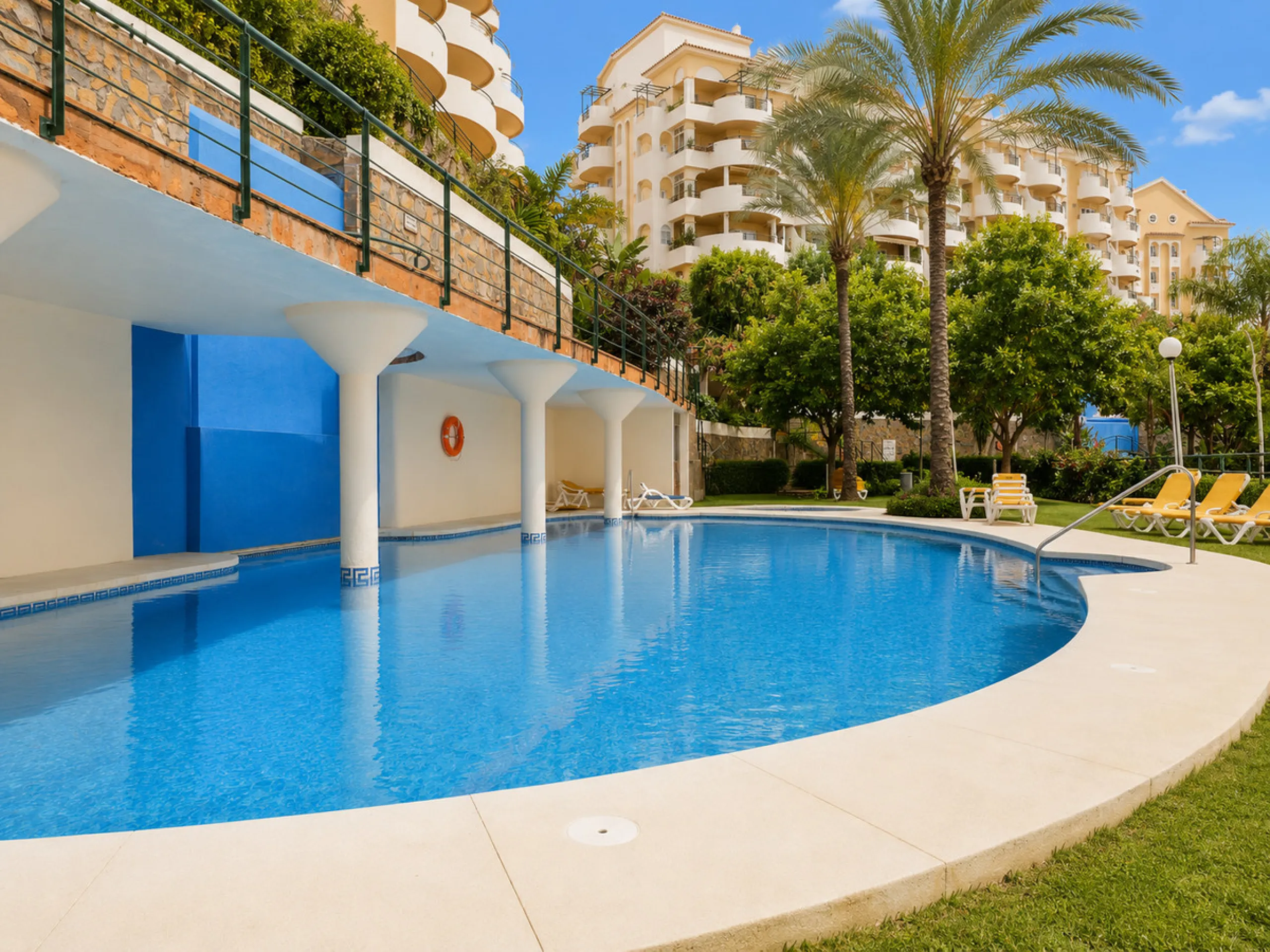 Apartment - Middle Floor Apartment в продаже в Marbella, Málaga. В доме 2 спален и 2 ванных комнат. Площадь дома 83 м²