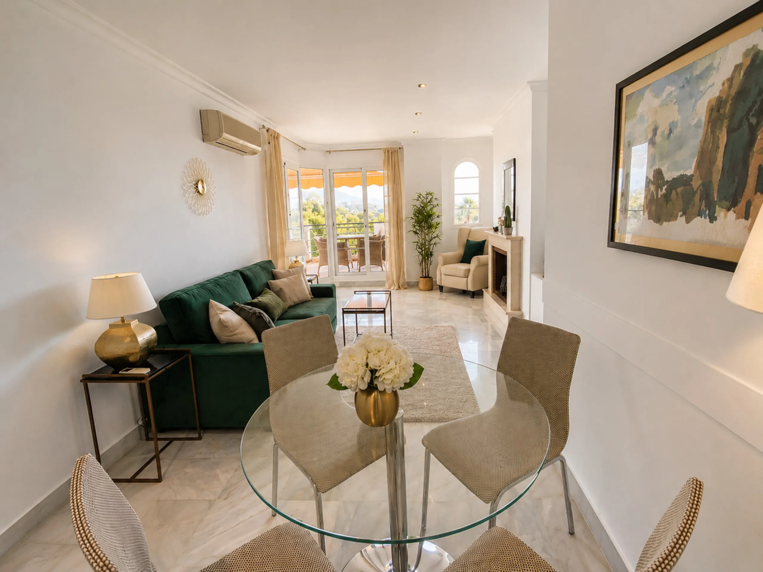 Apartment - Middle Floor Apartment в продаже в Marbella, Málaga. В доме 2 спален и 2 ванных комнат. Площадь дома 83 м²