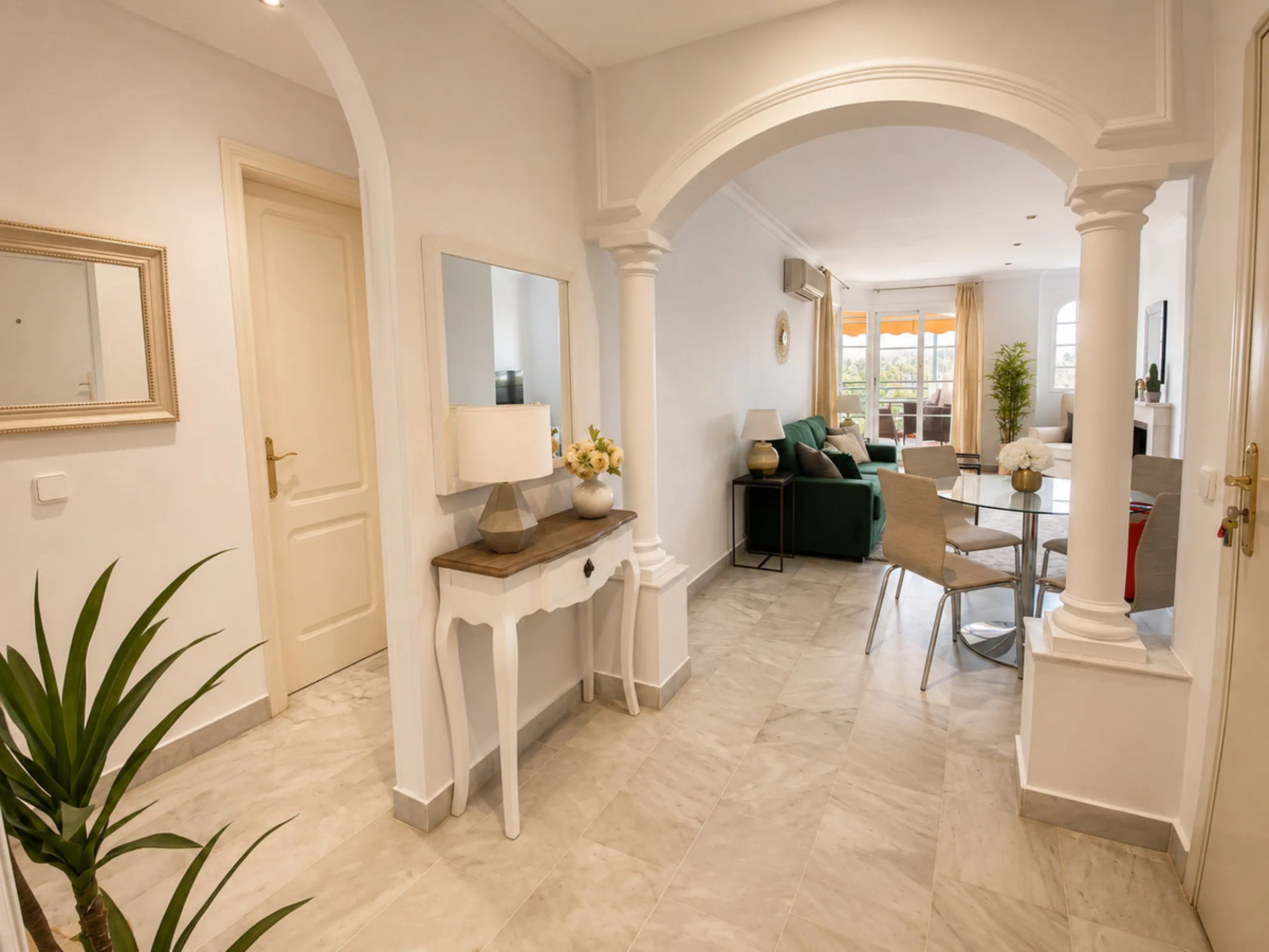 Apartment - Middle Floor Apartment в продаже в Marbella, Málaga. В доме 2 спален и 2 ванных комнат. Площадь дома 83 м²