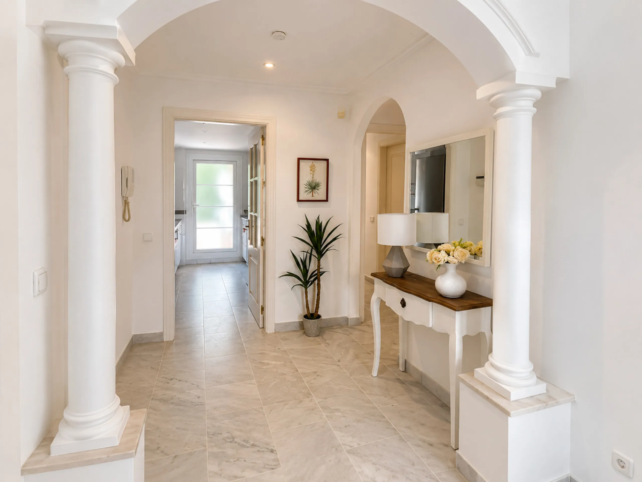 Apartment - Middle Floor Apartment в продаже в Marbella, Málaga. В доме 2 спален и 2 ванных комнат. Площадь дома 83 м²