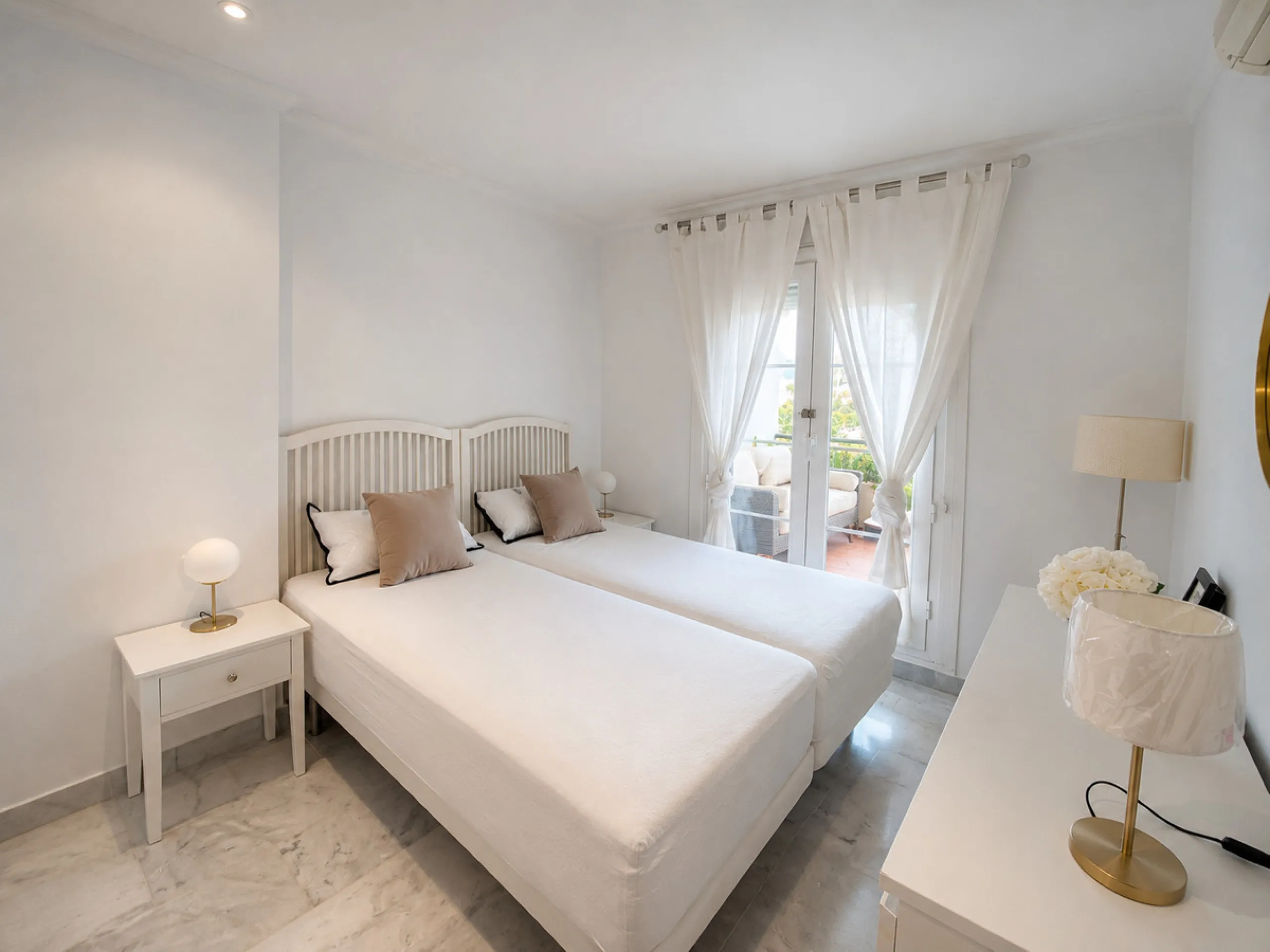 Apartment - Middle Floor Apartment в продаже в Marbella, Málaga. В доме 2 спален и 2 ванных комнат. Площадь дома 83 м²