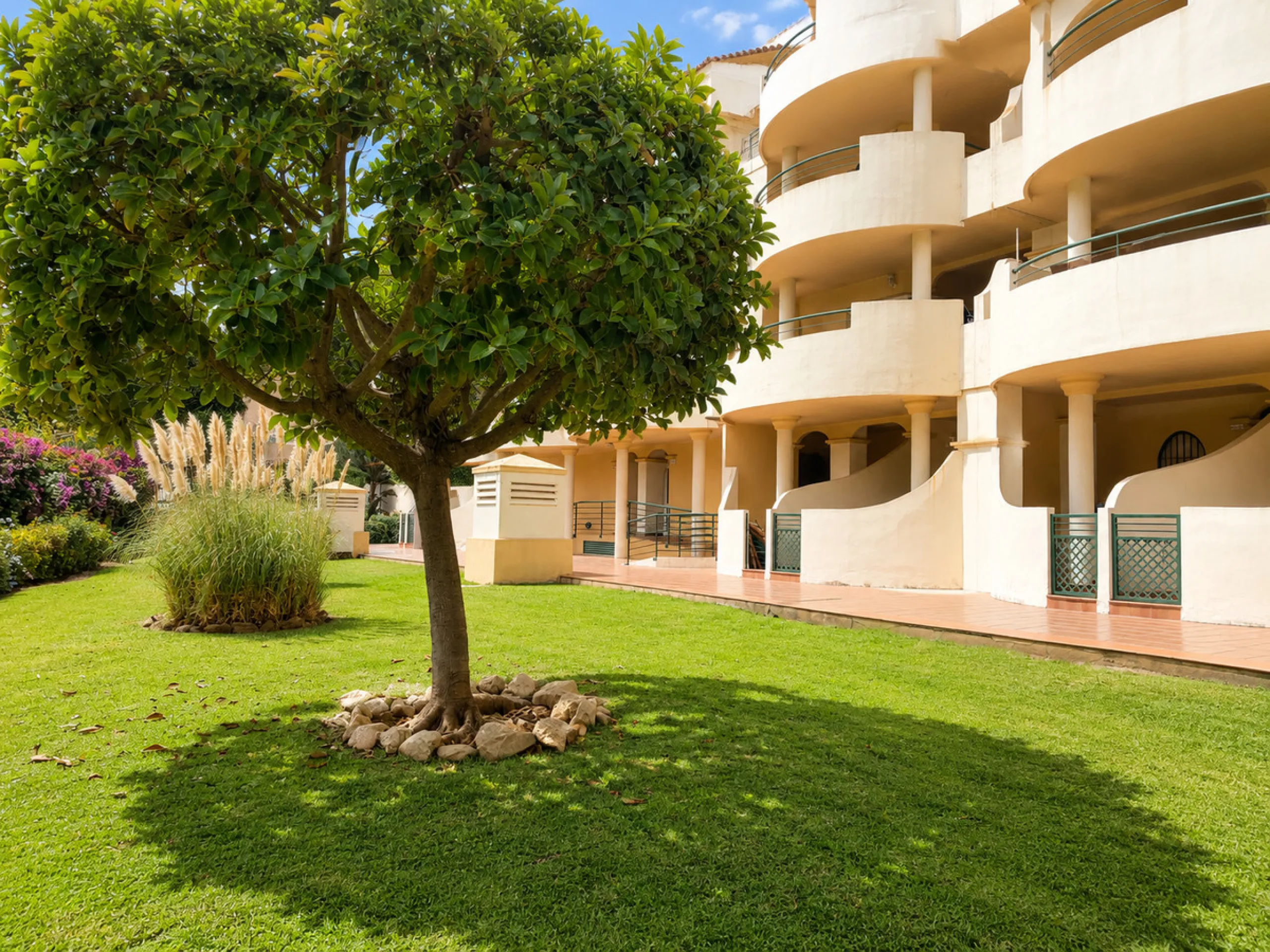 Apartment - Middle Floor Apartment в продаже в Marbella, Málaga. В доме 2 спален и 2 ванных комнат. Площадь дома 83 м²