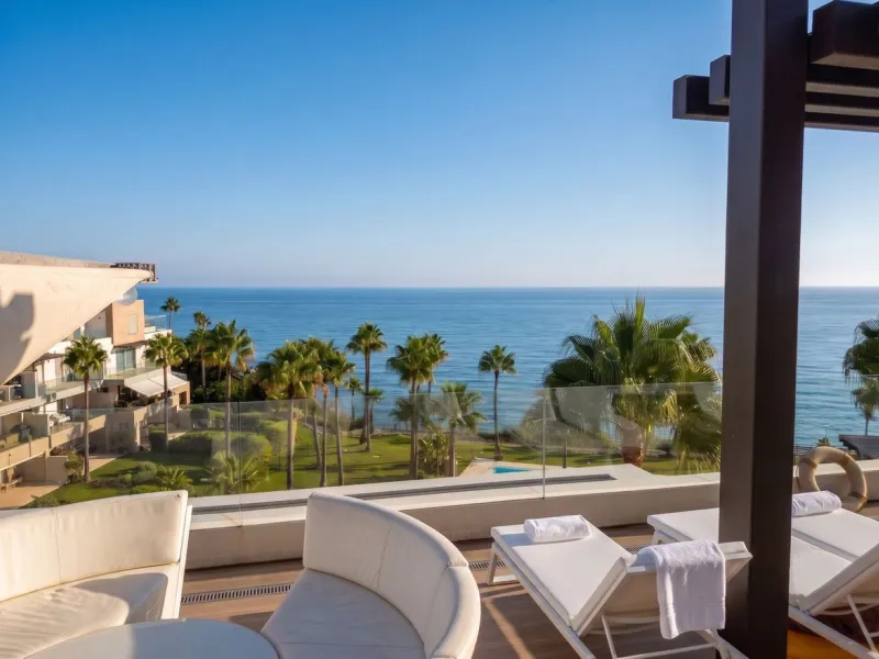 Modern-style apartment located on the beachfront, offering stunning sea views from which to enjoy spectacular sunrises, situated in the magnificent Horizon Beach development and built by the prestigious developer Taylor Wimpey, renowned for its contempora