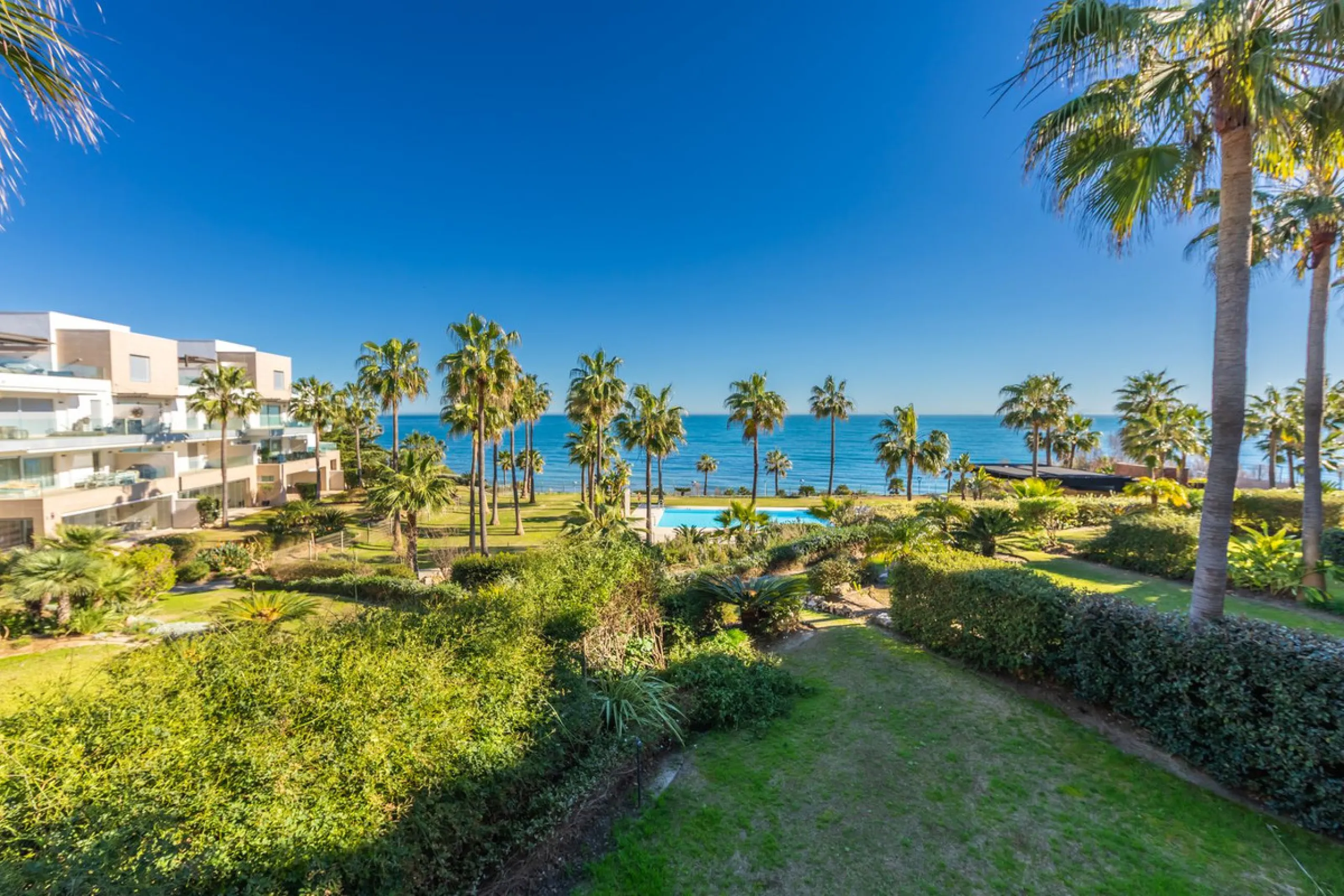 Modern-style apartment located on the beachfront, offering stunning sea views from which to enjoy spectacular sunrises, situated in the magnificent Horizon Beach development and built by the prestigious developer Taylor Wimpey, renowned for its contempora