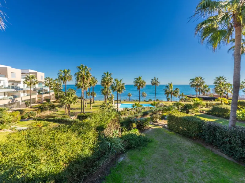 Modern-style apartment located on the beachfront, offering stunning sea views from which to enjoy spectacular sunrises, situated in the magnificent Horizon Beach development and built by the prestigious developer Taylor Wimpey, renowned for its contempora