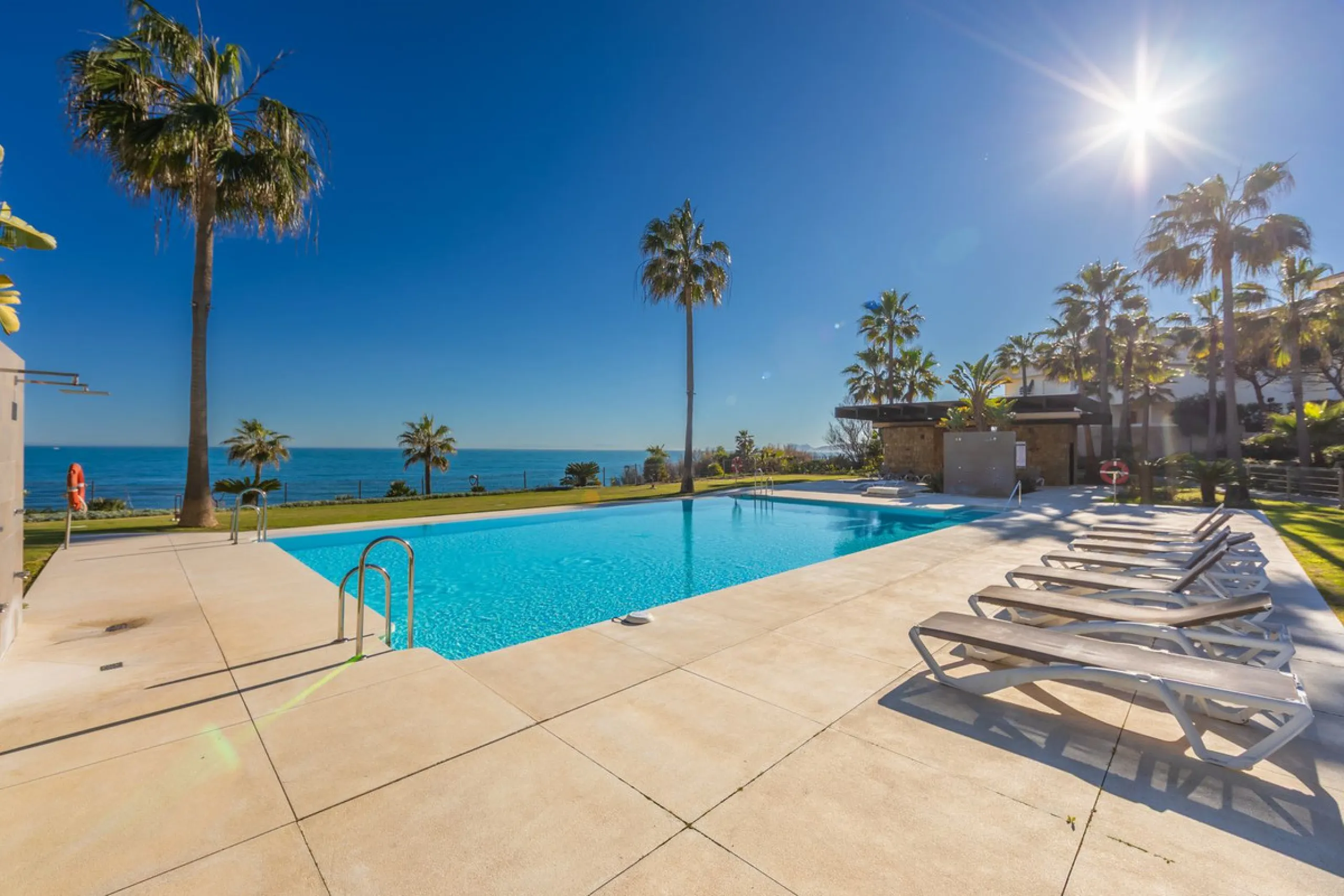 Modern-style apartment located on the beachfront, offering stunning sea views from which to enjoy spectacular sunrises, situated in the magnificent Horizon Beach development and built by the prestigious developer Taylor Wimpey, renowned for its contempora