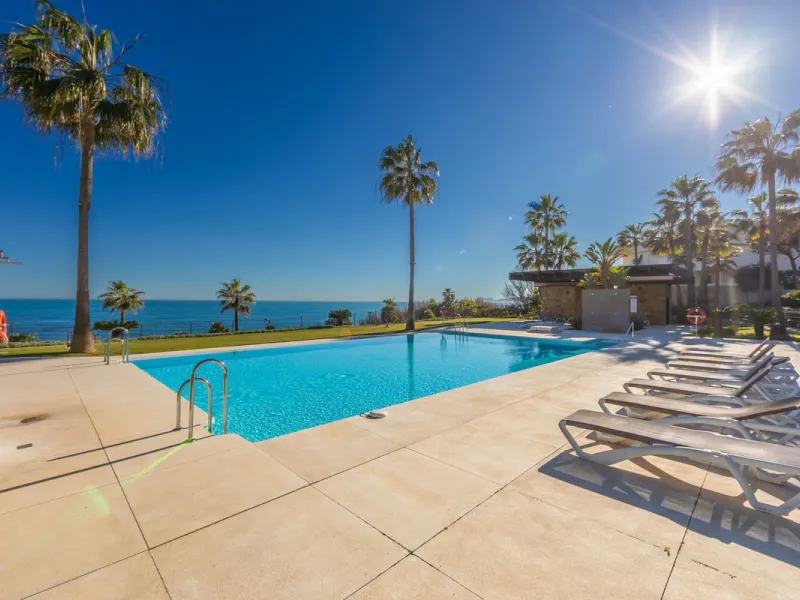 Modern-style apartment located on the beachfront, offering stunning sea views from which to enjoy spectacular sunrises, situated in the magnificent Horizon Beach development and built by the prestigious developer Taylor Wimpey, renowned for its contempora