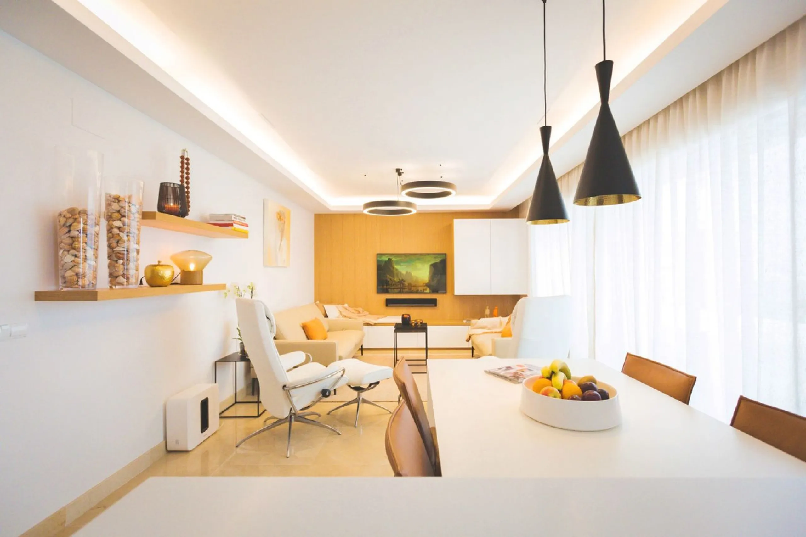 Modern-style apartment located on the beachfront, offering stunning sea views from which to enjoy spectacular sunrises, situated in the magnificent Horizon Beach development and built by the prestigious developer Taylor Wimpey, renowned for its contempora