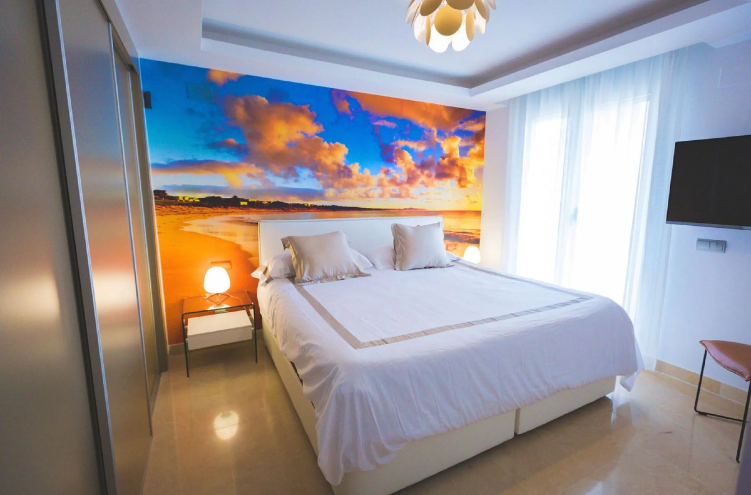 Modern-style apartment located on the beachfront, offering stunning sea views from which to enjoy spectacular sunrises, situated in the magnificent Horizon Beach development and built by the prestigious developer Taylor Wimpey, renowned for its contempora