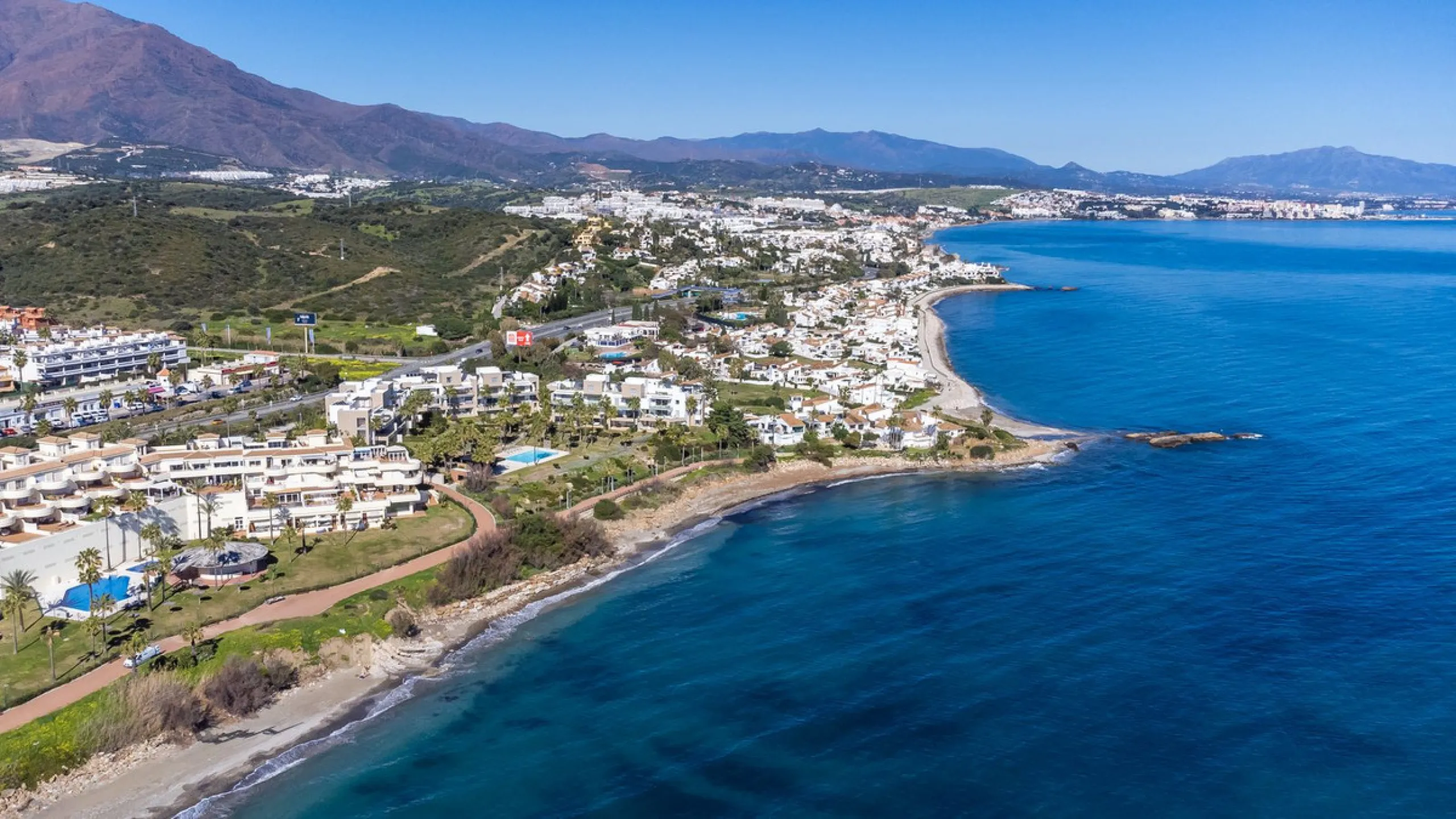 Modern-style apartment located on the beachfront, offering stunning sea views from which to enjoy spectacular sunrises, situated in the magnificent Horizon Beach development and built by the prestigious developer Taylor Wimpey, renowned for its contempora