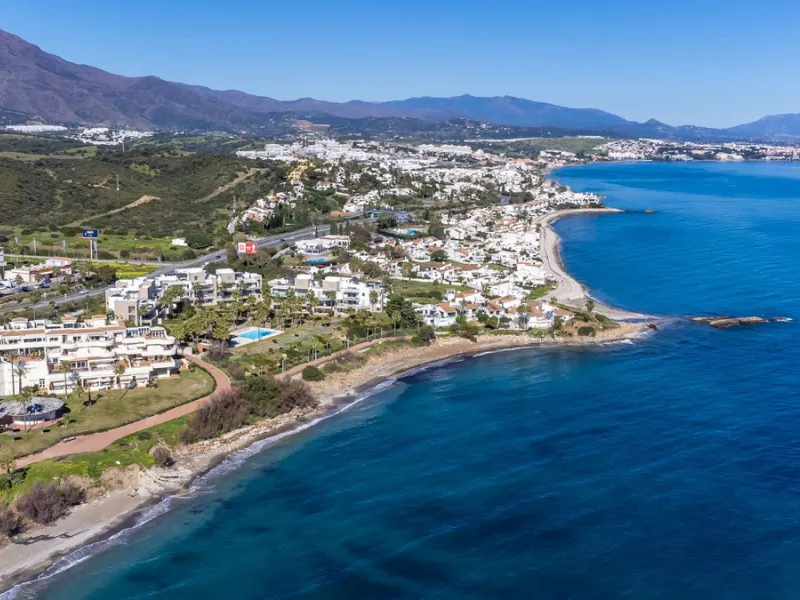 Modern-style apartment located on the beachfront, offering stunning sea views from which to enjoy spectacular sunrises, situated in the magnificent Horizon Beach development and built by the prestigious developer Taylor Wimpey, renowned for its contempora