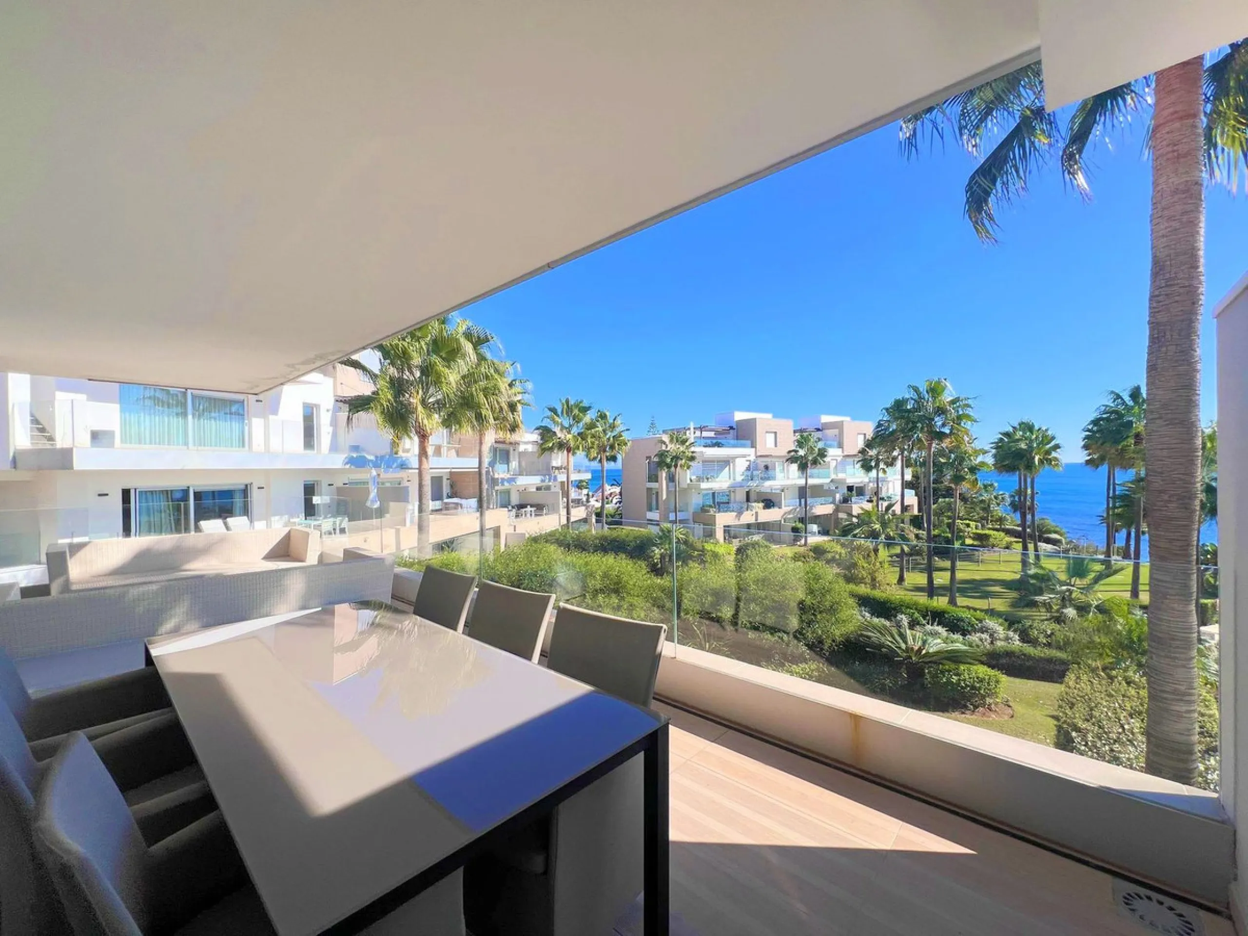 Modern-style apartment located on the beachfront, offering stunning sea views from which to enjoy spectacular sunrises, situated in the magnificent Horizon Beach development and built by the prestigious developer Taylor Wimpey, renowned for its contempora