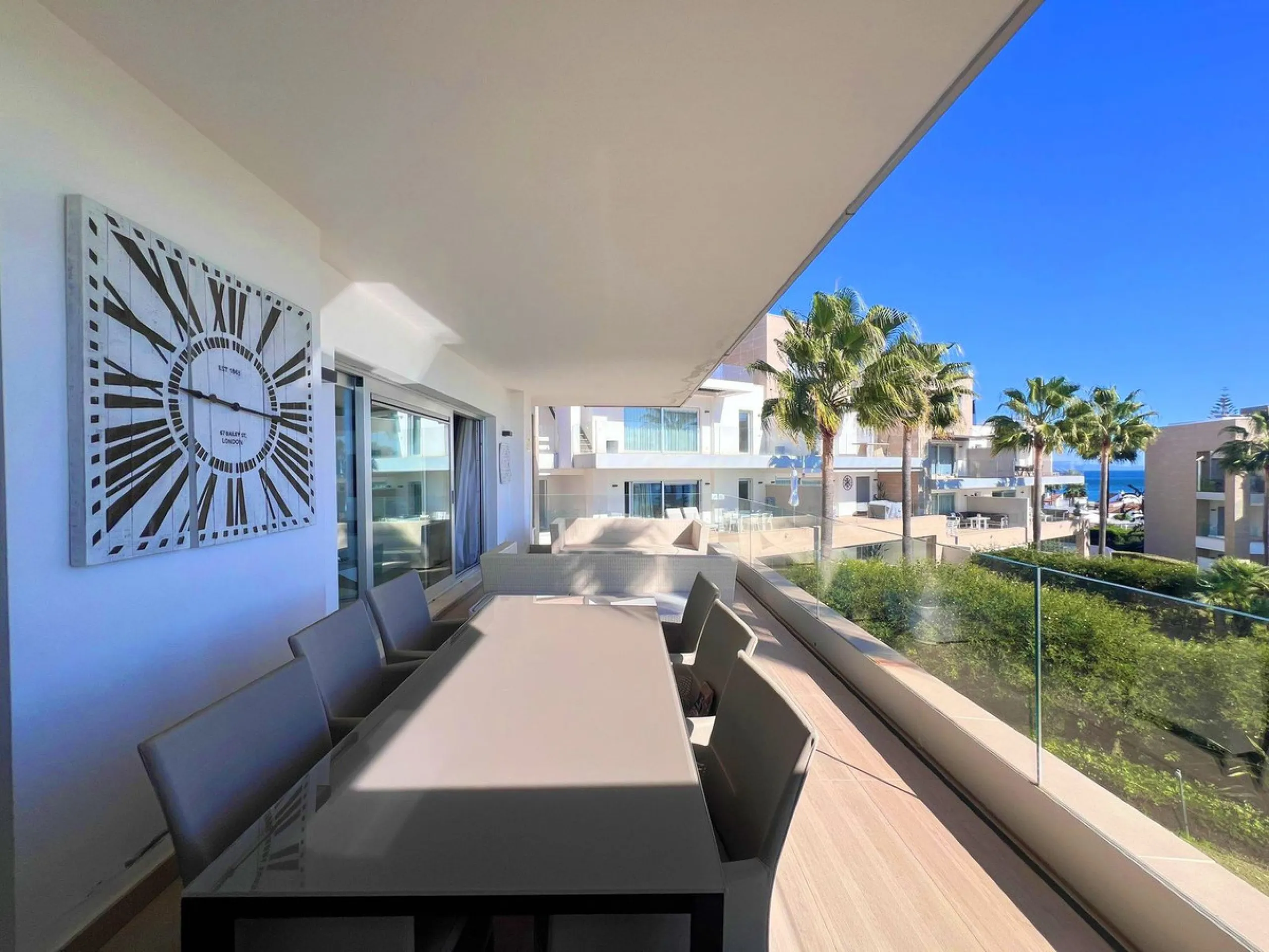Modern-style apartment located on the beachfront, offering stunning sea views from which to enjoy spectacular sunrises, situated in the magnificent Horizon Beach development and built by the prestigious developer Taylor Wimpey, renowned for its contempora