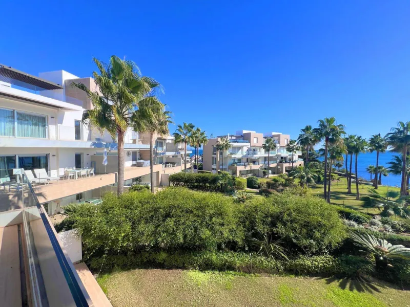 Modern-style apartment located on the beachfront, offering stunning sea views from which to enjoy spectacular sunrises, situated in the magnificent Horizon Beach development and built by the prestigious developer Taylor Wimpey, renowned for its contempora