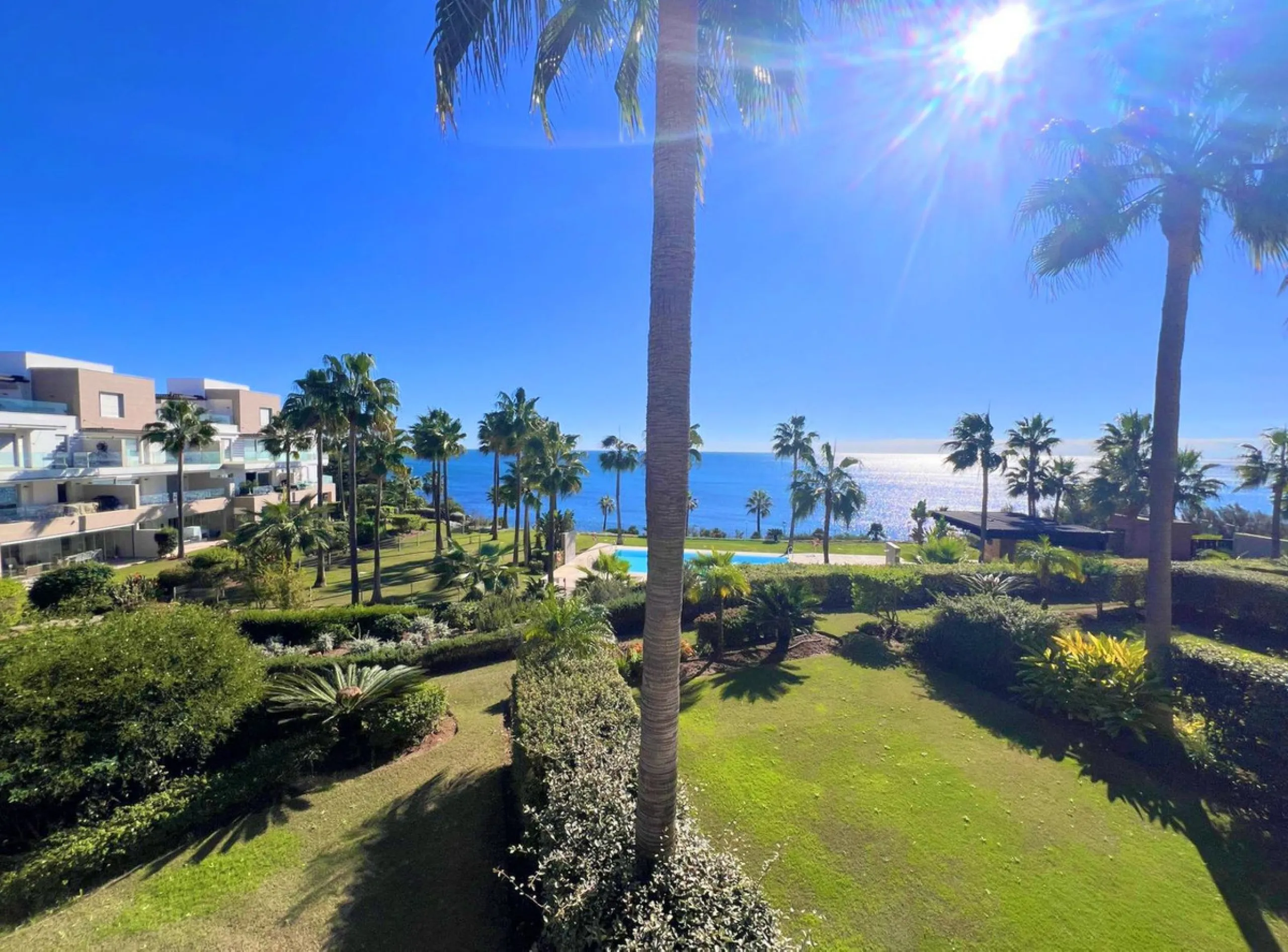 Modern-style apartment located on the beachfront, offering stunning sea views from which to enjoy spectacular sunrises, situated in the magnificent Horizon Beach development and built by the prestigious developer Taylor Wimpey, renowned for its contempora
