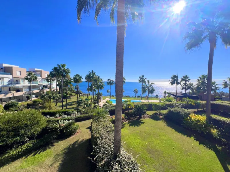 Modern-style apartment located on the beachfront, offering stunning sea views from which to enjoy spectacular sunrises, situated in the magnificent Horizon Beach development and built by the prestigious developer Taylor Wimpey, renowned for its contempora
