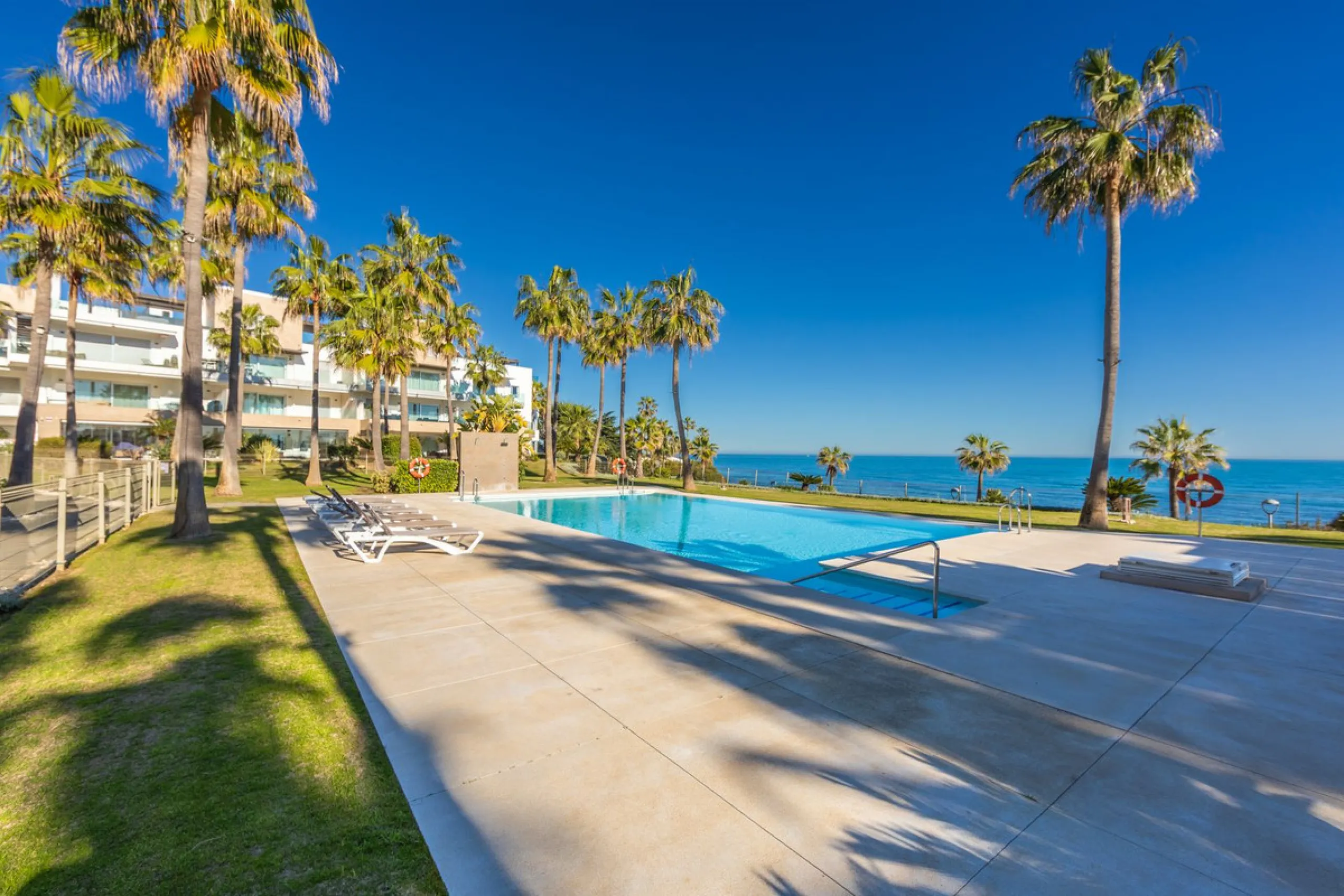 Modern-style apartment located on the beachfront, offering stunning sea views from which to enjoy spectacular sunrises, situated in the magnificent Horizon Beach development and built by the prestigious developer Taylor Wimpey, renowned for its contempora