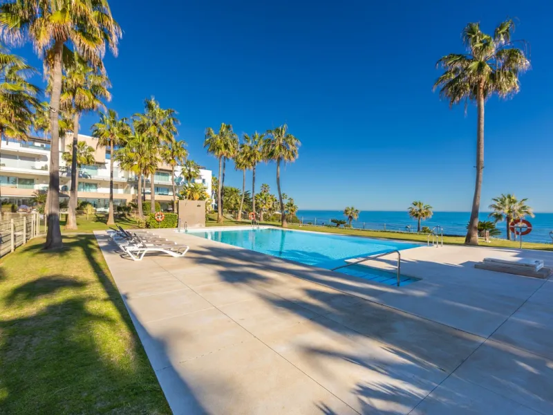 Modern-style apartment located on the beachfront, offering stunning sea views from which to enjoy spectacular sunrises, situated in the magnificent Horizon Beach development and built by the prestigious developer Taylor Wimpey, renowned for its contempora