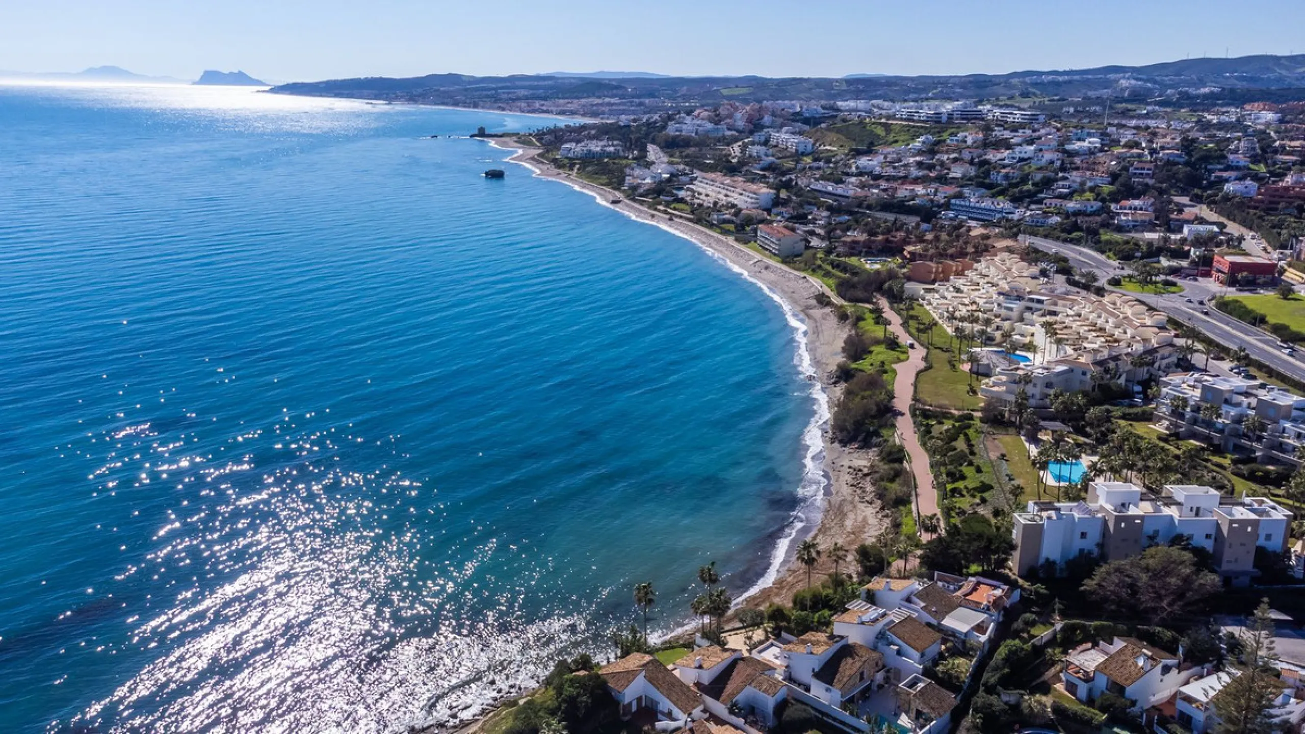 Modern-style apartment located on the beachfront, offering stunning sea views from which to enjoy spectacular sunrises, situated in the magnificent Horizon Beach development and built by the prestigious developer Taylor Wimpey, renowned for its contempora