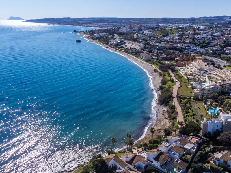 Modern-style apartment located on the beachfront, offering stunning sea views from which to enjoy spectacular sunrises, situated in the magnificent Horizon Beach development and built by the prestigious developer Taylor Wimpey, renowned for its contempora