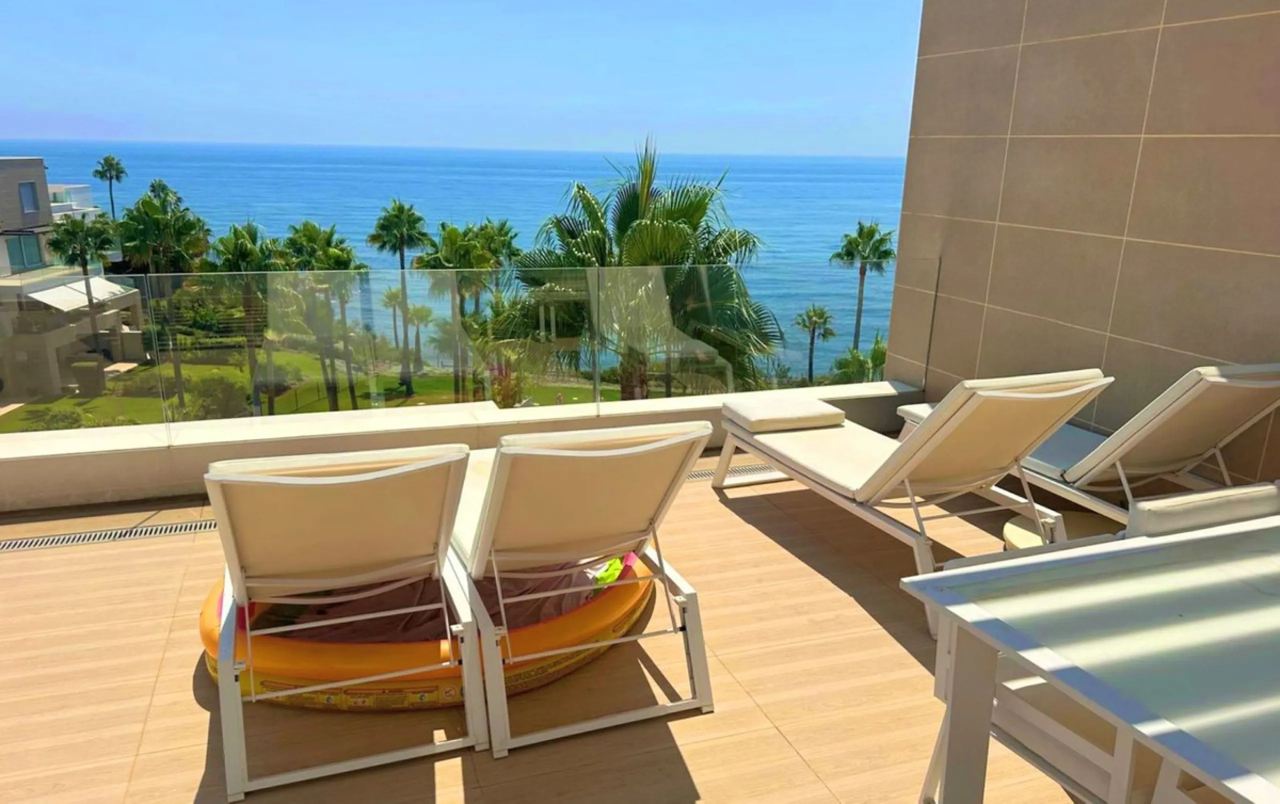 Modern-style apartment located on the beachfront, offering stunning sea views from which to enjoy spectacular sunrises, situated in the magnificent Horizon Beach development and built by the prestigious developer Taylor Wimpey, renowned for its contempora