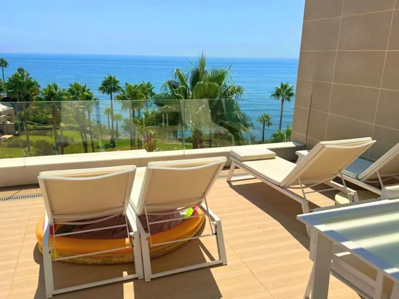 Modern-style apartment located on the beachfront, offering stunning sea views from which to enjoy spectacular sunrises, situated in the magnificent Horizon Beach development and built by the prestigious developer Taylor Wimpey, renowned for its contempora