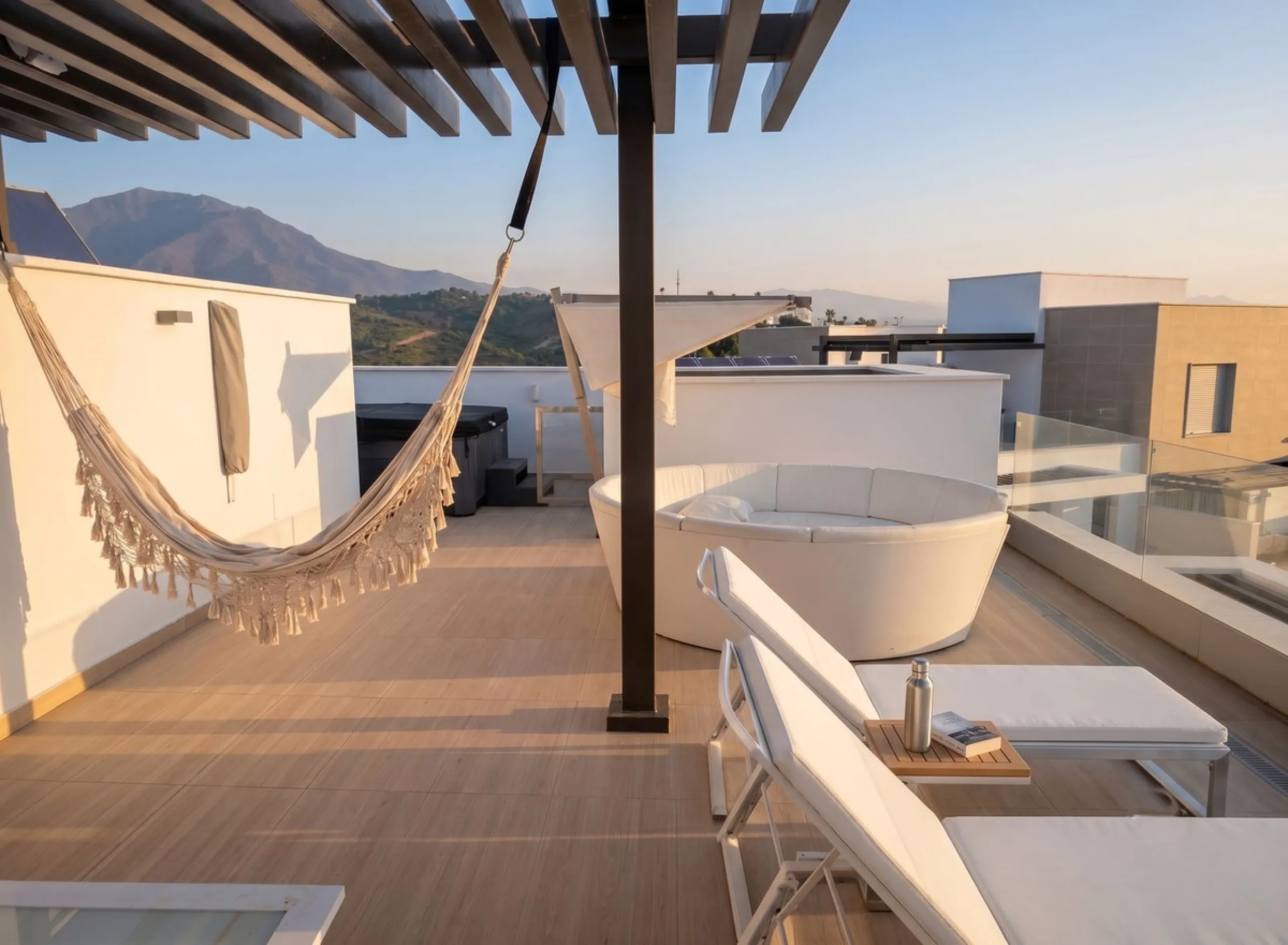 Modern-style apartment located on the beachfront, offering stunning sea views from which to enjoy spectacular sunrises, situated in the magnificent Horizon Beach development and built by the prestigious developer Taylor Wimpey, renowned for its contempora