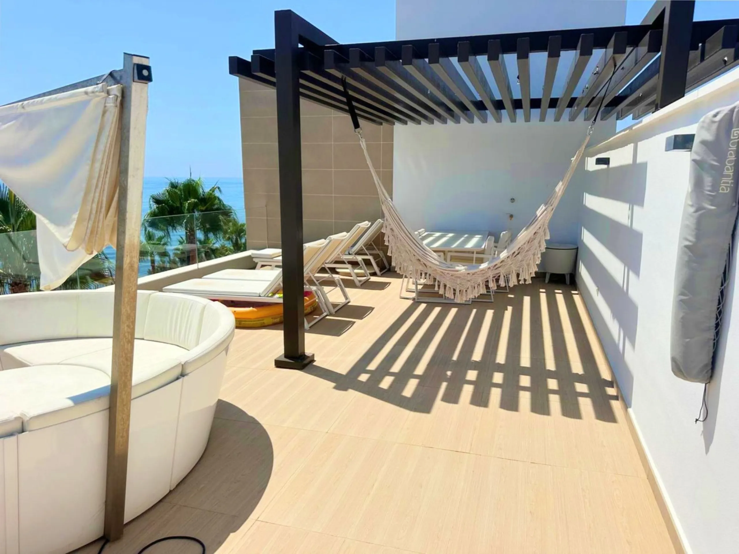 Modern-style apartment located on the beachfront, offering stunning sea views from which to enjoy spectacular sunrises, situated in the magnificent Horizon Beach development and built by the prestigious developer Taylor Wimpey, renowned for its contempora