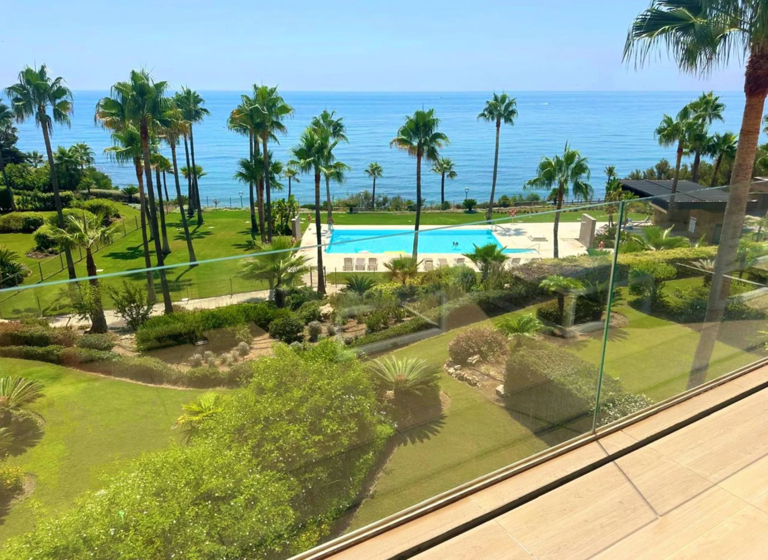 Modern-style apartment located on the beachfront, offering stunning sea views from which to enjoy spectacular sunrises, situated in the magnificent Horizon Beach development and built by the prestigious developer Taylor Wimpey, renowned for its contempora