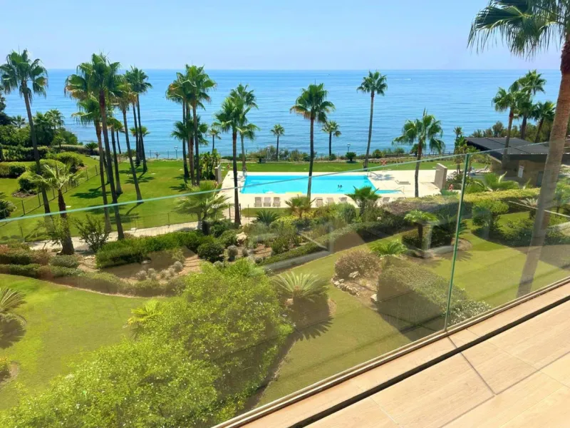 Modern-style apartment located on the beachfront, offering stunning sea views from which to enjoy spectacular sunrises, situated in the magnificent Horizon Beach development and built by the prestigious developer Taylor Wimpey, renowned for its contempora