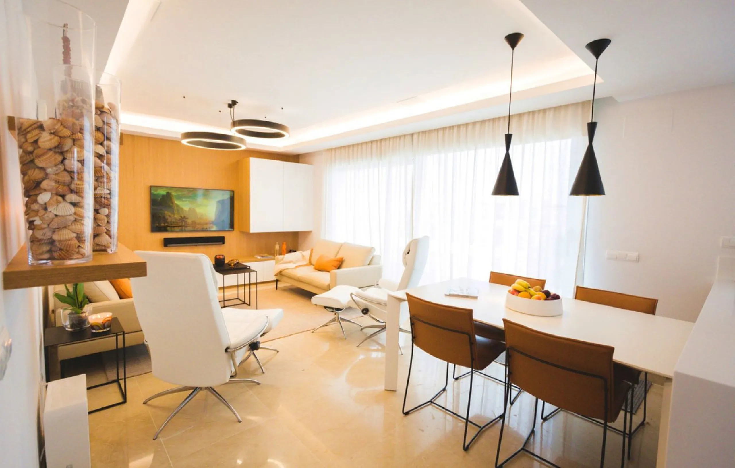 Modern-style apartment located on the beachfront, offering stunning sea views from which to enjoy spectacular sunrises, situated in the magnificent Horizon Beach development and built by the prestigious developer Taylor Wimpey, renowned for its contempora