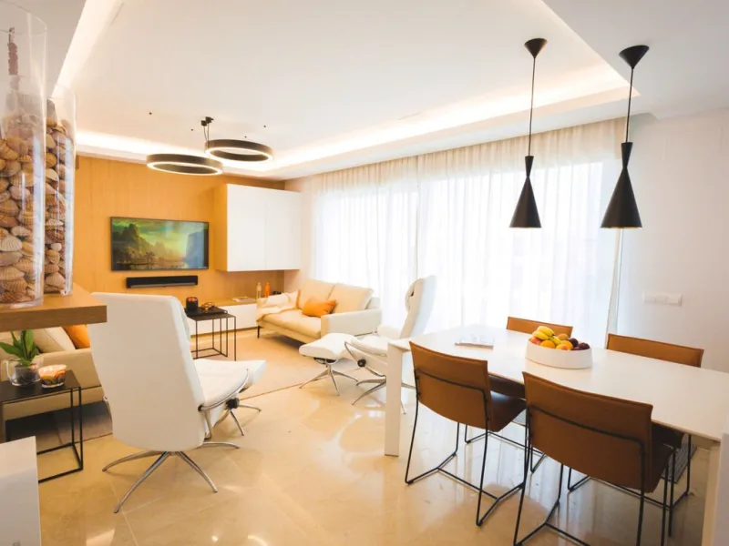 Modern-style apartment located on the beachfront, offering stunning sea views from which to enjoy spectacular sunrises, situated in the magnificent Horizon Beach development and built by the prestigious developer Taylor Wimpey, renowned for its contempora