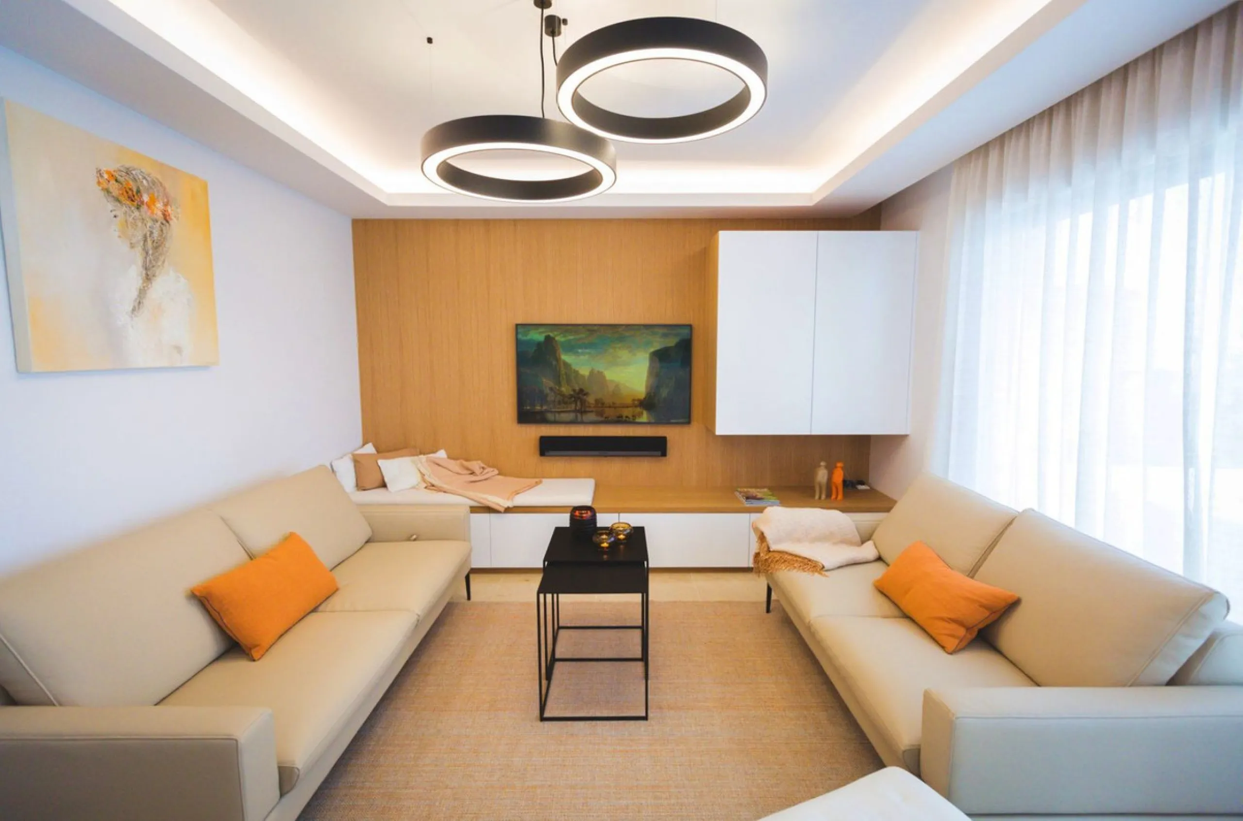 Modern-style apartment located on the beachfront, offering stunning sea views from which to enjoy spectacular sunrises, situated in the magnificent Horizon Beach development and built by the prestigious developer Taylor Wimpey, renowned for its contempora