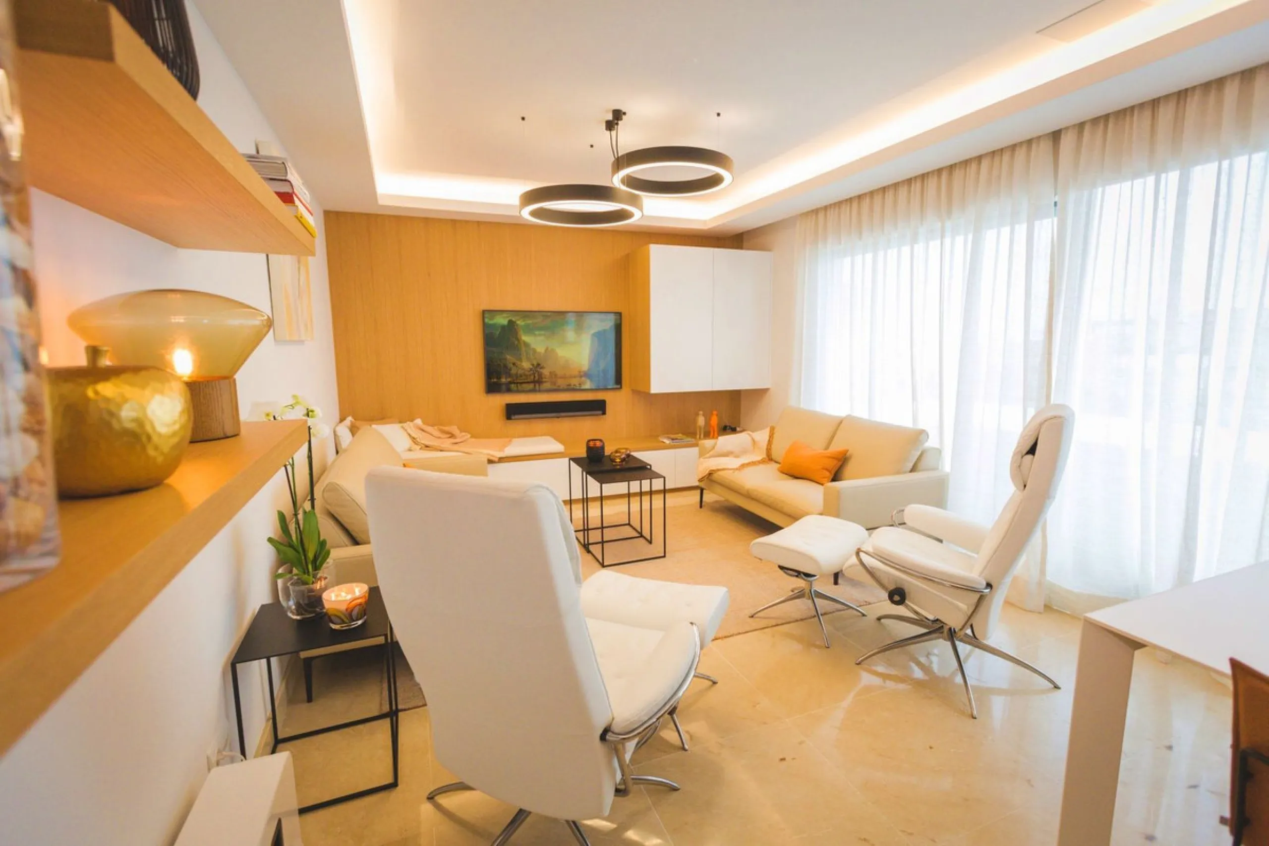 Modern-style apartment located on the beachfront, offering stunning sea views from which to enjoy spectacular sunrises, situated in the magnificent Horizon Beach development and built by the prestigious developer Taylor Wimpey, renowned for its contempora