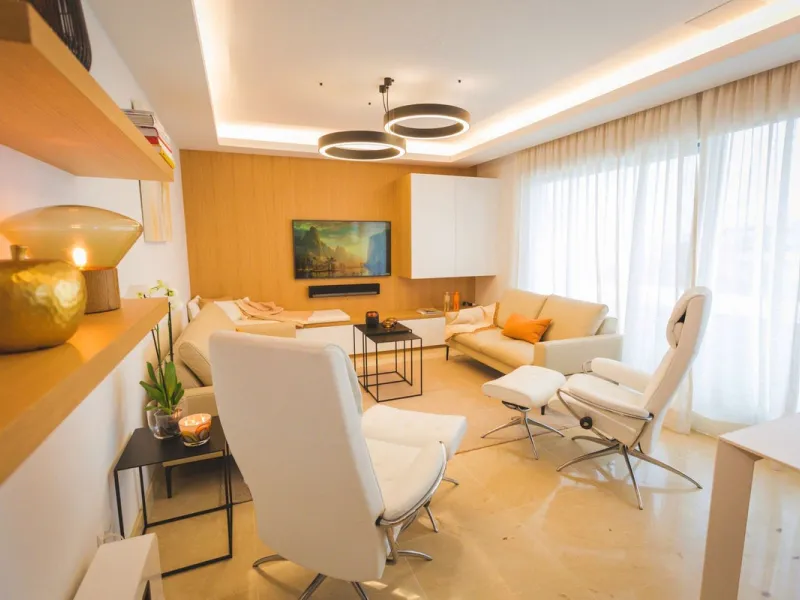Modern-style apartment located on the beachfront, offering stunning sea views from which to enjoy spectacular sunrises, situated in the magnificent Horizon Beach development and built by the prestigious developer Taylor Wimpey, renowned for its contempora